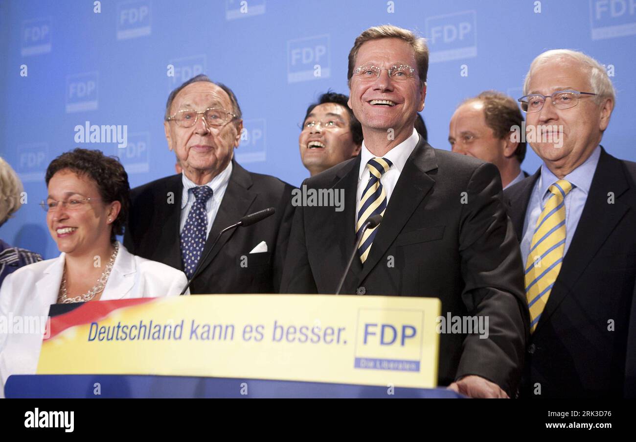 (090927) -- BERLIN, Sept. 27, 2009 (Xinhua) -- Free Democrats party (FDP) leader Guido Westerwelle (2nd R front) attends a news conference during the FDP election evening after parliamentary elections in Berlin on Sept. 27, 2009. Chancellor Angela Merkel won a new term in German elections and looked set to be able to form her preferred centre-right coalition with the FDP.(Xinhua/Thierry Monasse) (3)GERMANY-PARLIAMENTARY ELECTIONS-FDP PUBLICATIONxNOTxINxCHN Stock Photo