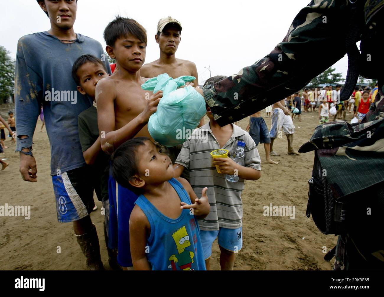 Bildnummer: 53467911  Datum: 30.09.2009  Copyright: imago/Xinhua (090930) -- RIZAL PROVINCE (PHILIPPINES), Sept. 30, 2009 (Xinhua) -- Flood victims line up to get food and clothes at a village in Rodriguez, Rizal province, the Philippines, Sept. 30, 2009. Kestana, locally known as Ondoy, swept through the central Luzon region last Saturday. The epic rainfall brought by the storm caused massive flooding and landslides. Two hundred and forty-sixwere killed, 42 remain missing while nearly 700,000fled their flooded homes to stay in either evacuation centers or with host families. (Xinhua/Luis Liwa Stock Photo