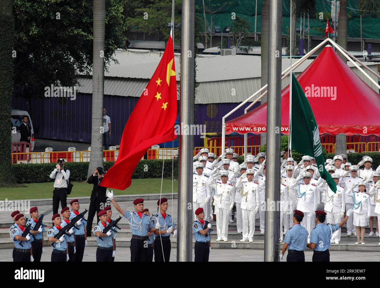 Bildnummer: 53478244  Datum: 01.10.2009  Copyright: imago/Xinhua (091001) -- MACAO, Oct. 1, 2009 (Xinhua) -- A flag-raising ceremony is held in south China s Macao Special Administrative Region, Oct. 1, 2009.all around China celebrated the 60th anniversary of the founding of the Republic of China on Thursday. (Xinhua/Liu Weiguo) (yc) CHINA-NATIONAL DAY-CELEBRATIONS-MACAO (CN) PUBLICATIONxNOTxINxCHN Nationalfeiertag 60 Jahre Volksrepublik China kbdig xsk 2009 quer o0 Fahne, Fahnenappell    Bildnummer 53478244 Date 01 10 2009 Copyright Imago XINHUA  Macao OCT 1 2009 XINHUA a Flag Raising Ceremon Stock Photo