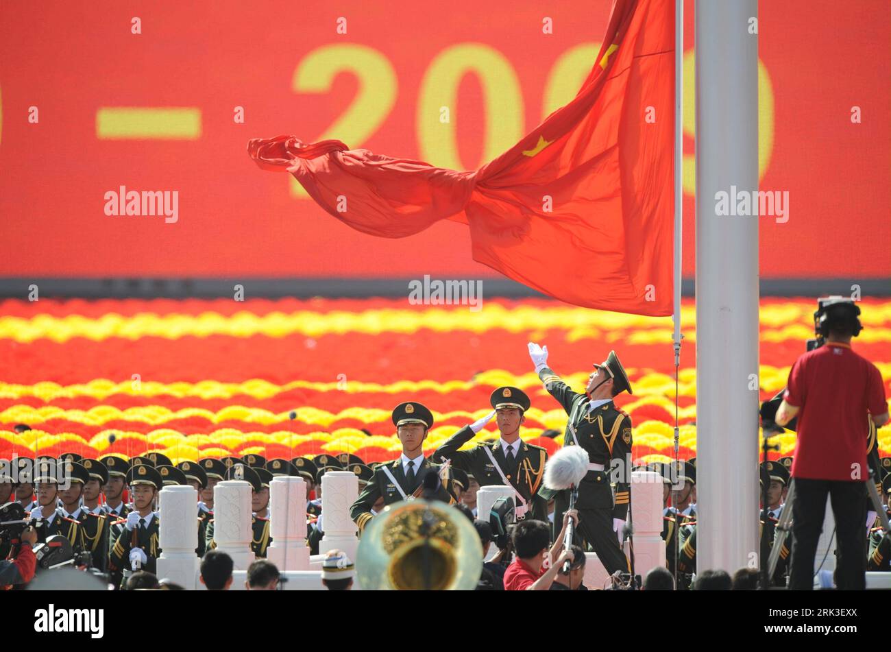 Bildnummer: 53478251  Datum: 01.10.2009  Copyright: imago/Xinhua (091001) -- BEIJING, Oct. 1, 2009 (Xinhua) -- The national flag-raising ceremony is held at the start of the celebrations for the 60th anniversary of the founding of the Republic of China, on the Tian anmen Square in central Beijing, capital of China, Oct. 1, 2009. (Xinhua/Yang Lei) (lyi) CHINA-NATIONAL DAY-CELEBRATIONS-FLAG-RAISING CEREMONY (CN) PUBLICATIONxNOTxINxCHN Nationalfeiertag 60 Jahre Volksrepublik China kbdig xsk 2009 quer o0 Militär, Soldat, Fahne, Fahnenappell    Bildnummer 53478251 Date 01 10 2009 Copyright Imago XI Stock Photo