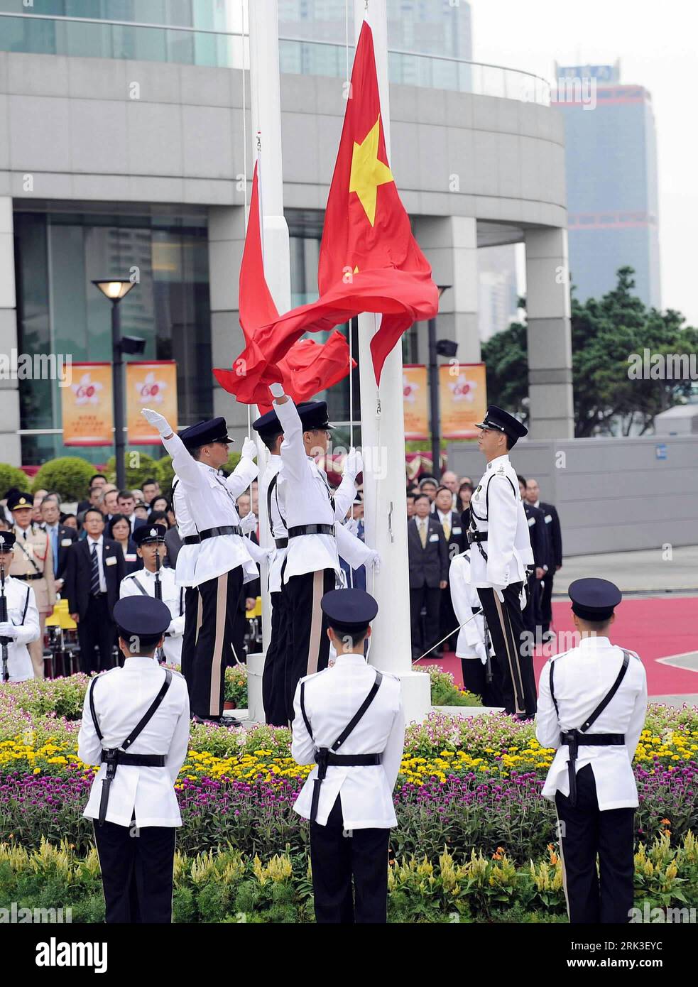Bildnummer: 53478258  Datum: 01.10.2009  Copyright: imago/Xinhua (091001) -- HONG KONG, Oct. 1, 2009 (Xinhua) -- A flag-raising ceremony is held in south China s Hong Kong SAR, Oct. 1, 2009.all around China celebrate the 60th anniversary of the founding of the Republic of China on Thursday. (Xinhua/Chen Duo) (yc) CHINA-NATIONAL DAY-CELEBRATIONS-HONG KONG (CN) PUBLICATIONxNOTxINxCHN Nationalfeiertag 60 Jahre Volksrepublik China kbdig xsk 2009 hoch o0 Soldat, Militär, Fahne, Fahnenappell    Bildnummer 53478258 Date 01 10 2009 Copyright Imago XINHUA  Hong Kong OCT 1 2009 XINHUA a Flag Raising Cer Stock Photo