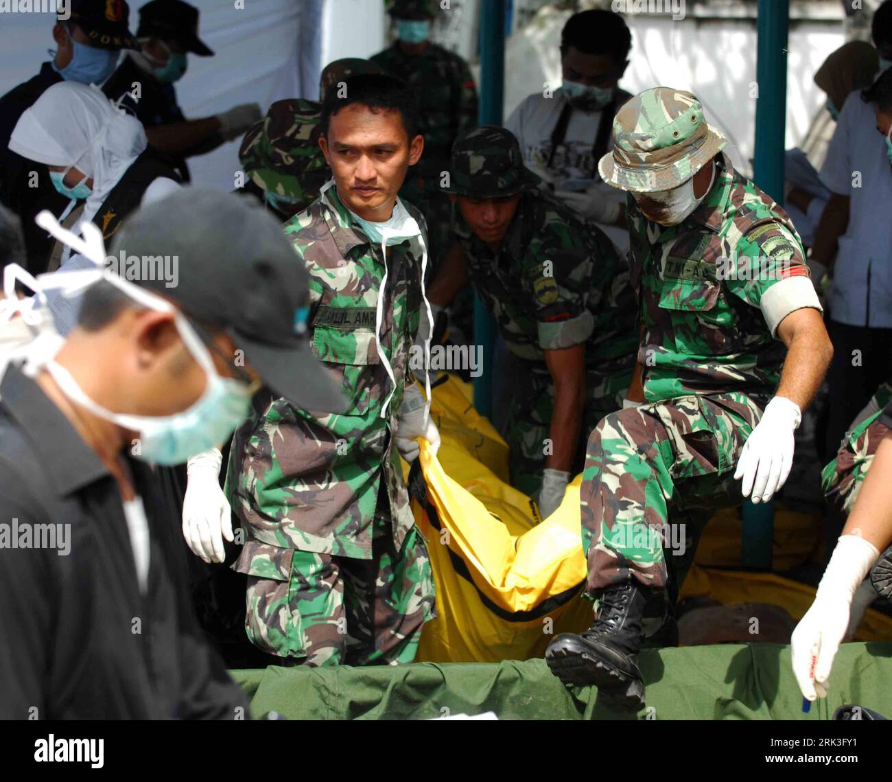 Bildnummer: 53480089  Datum: 02.10.2009  Copyright: imago/Xinhua (091002) -- PADANG, Oct. 2, 2009 (Xinhua) -- Rescuers carry a victim s body in the Sumatran city of Padang, Indonesia, on Oct. 2, 2009. 1,100were killed in a powerful earthquake Wednesday evening and the number could rise to thousands as manywere still trapped in the debris. (Xinhua/Yue Yuewei) (nxl) (4)INDONESIA-SUMATRA-QUAKE PUBLICATIONxNOTxINxCHN Erdbeben kbdig xsk 2009 quadrat o0 Schäden Zerstörung Soldat Militär Opfer    Bildnummer 53480089 Date 02 10 2009 Copyright Imago XINHUA  Padang OCT 2 2009 XINHUA Rescue Carry a Victi Stock Photo