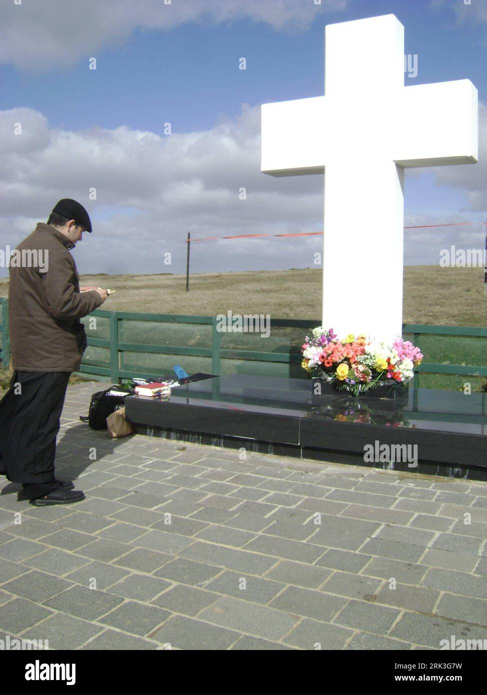 Bildnummer: 53506443  Datum: 03.10.2009  Copyright: imago/Xinhua (091005) -- MALVINAS, Oct. 5, 2009 (Xinhua) -- A relative of the deceased Argentine soldier of the 1982 Malvinas War mourns at a cemetery on Port Stanley, Malvinas, on Oct. 3, 2009. (Xinhua/Juan Manuel Nievas)(zx) (2)MALVINAS-MALVINAS WAR-COMMEMORATION PUBLICATIONxNOTxINxCHN Argentinien Gedenken Krieg Opfer Kriegsopfer Gefallene FRiedhof kbdig xub 2009 hoch     Bildnummer 53506443 Date 03 10 2009 Copyright Imago XINHUA  Malvinas OCT 5 2009 XINHUA a relative of The deceased Argentine Soldier of The 1982 Malvinas was  AT a Cemetery Stock Photo