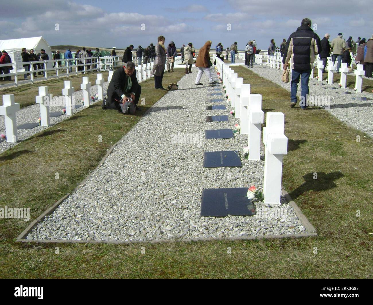 Bildnummer: 53506442  Datum: 03.10.2009  Copyright: imago/Xinhua (091005) -- MALVINAS, Oct. 5, 2009 (Xinhua) -- Relatives of the deceased Argentine soldiers of the 1982 Malvinas War mourn at a cemetery on Port Stanley, Malvinas, on Oct. 3, 2009. (Xinhua/Juan Manuel Nievas)(zx) (1)MALVINAS-MALVINAS WAR-COMMEMORATION PUBLICATIONxNOTxINxCHN Argentinien Gedenken Krieg Opfer Kriegsopfer Gefallene FRiedhof kbdig xub 2009 quer     Bildnummer 53506442 Date 03 10 2009 Copyright Imago XINHUA  Malvinas OCT 5 2009 XINHUA Relatives of The deceased Argentine Soldiers of The 1982 Malvinas was Morne AT a Ceme Stock Photo