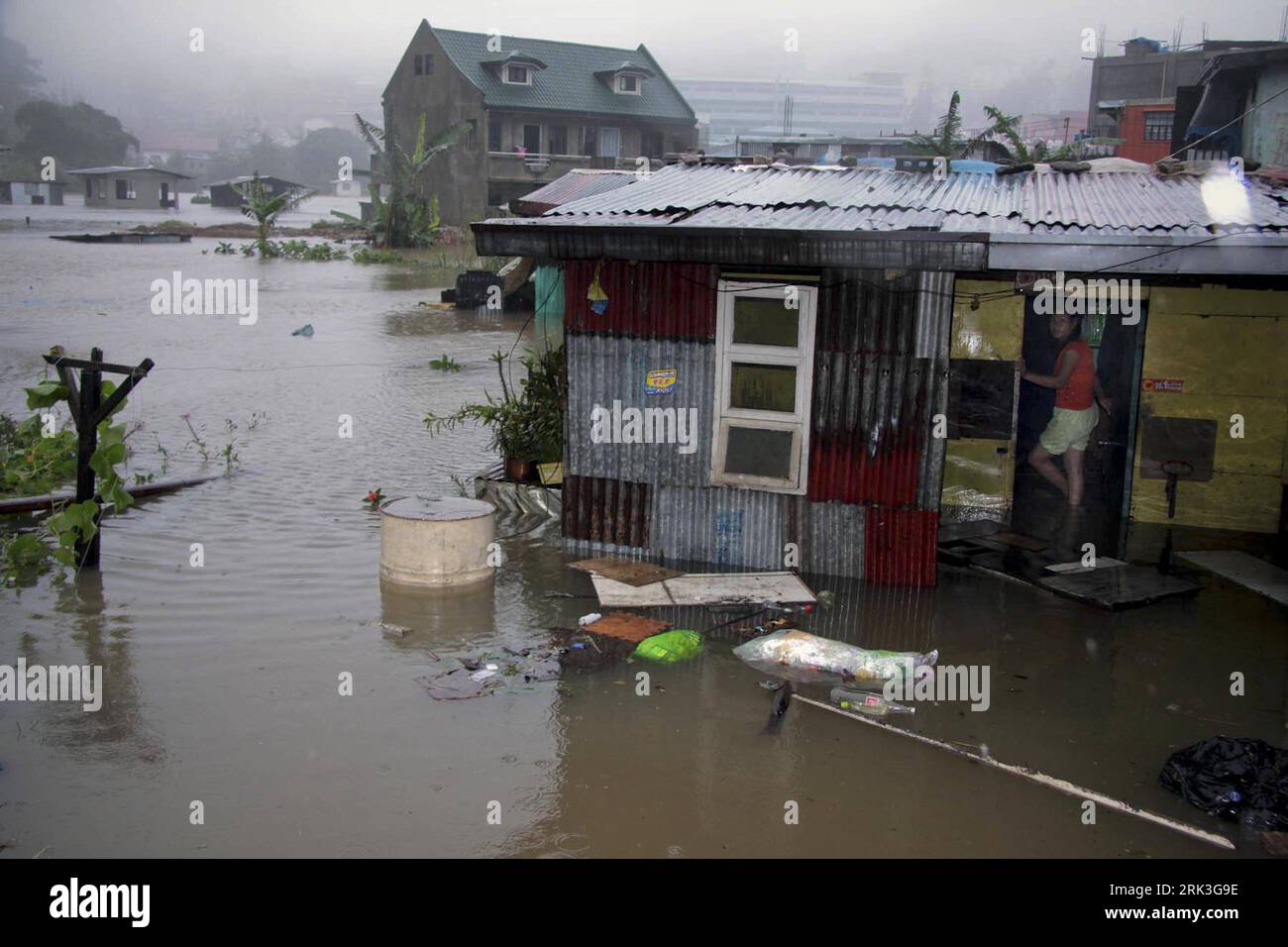 Bildnummer: 53506497  Datum: 05.10.2009  Copyright: imago/Xinhua (091005) -- MANILA, Oct. 5, 2009 (Xinhua) -- Houses are seen in water after they were damaged by strong rains and mudslides in Baguio, the Philippines, on Oct. 5, 2009. At least 16were killed, mostly buried in landslides, as Typhoon Parma swept through the Philippines northern coast since Oct. 3, leaving trees uprooted, power pylons toppled and houses damaged. (Xinhua/Dave Leprozo) (lr) (2)THE PHILIPPINES-TYPHOON PARMA-AFTERMATH PUBLICATIONxNOTxINxCHN Philippinen Taifun Parma Naturtatastophen Flut Überschwemmung kbdig xub 2009 qu Stock Photo