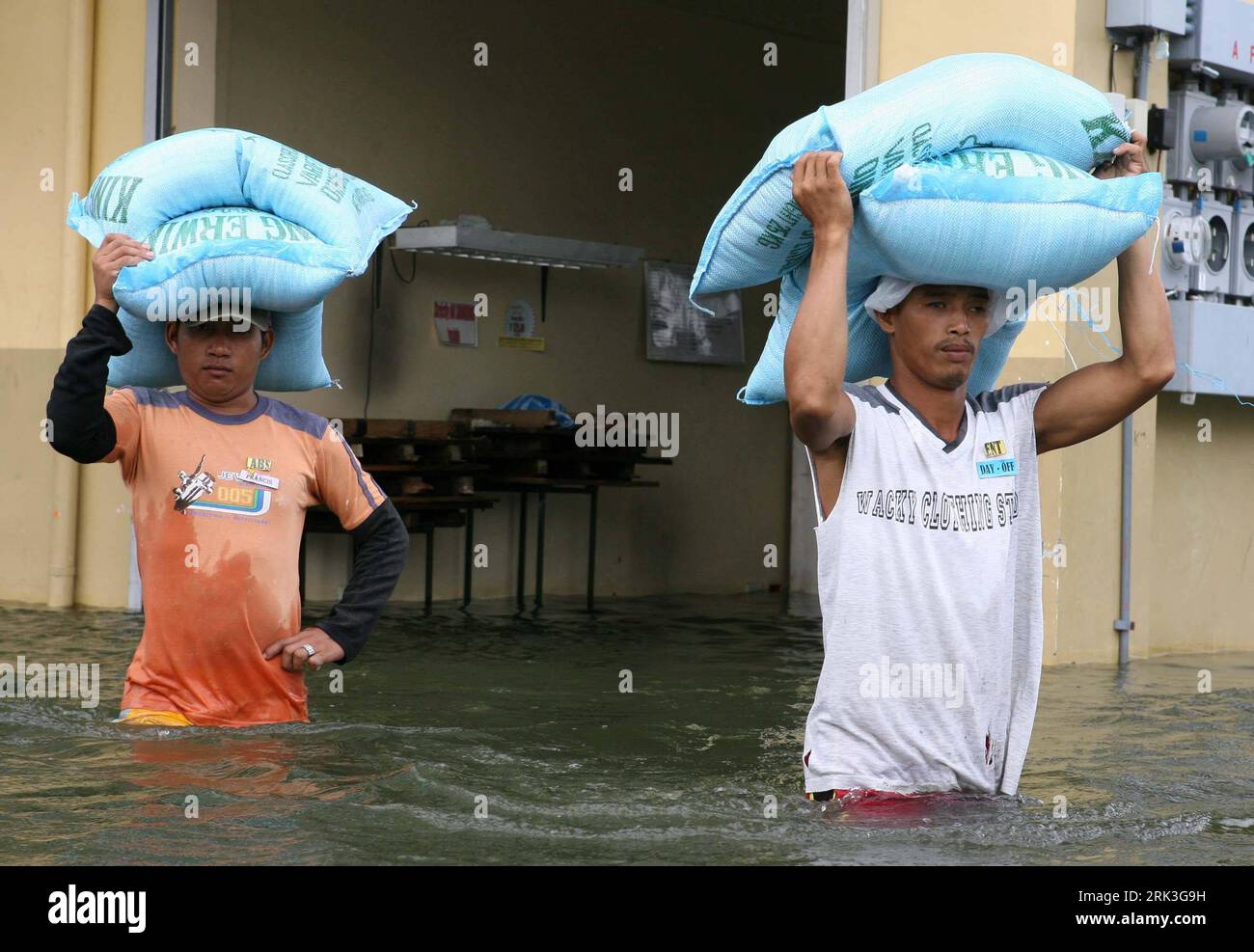 Bildnummer: 53506499  Datum: 05.10.2009  Copyright: imago/Xinhua (091005) -- MANILA, Oct. 5, 2009 (Xinhua) -- Filipinos walk in waist-deep floodwaters in Santa Cruz town, south of Manila, capital of the Philippines, on Oct. 5, 2009. At least 16were killed, mostly buried in landslides, as Typhoon Parma swept through the Philippines northern coast since Oct. 3, leaving trees uprooted, power pylons toppled and houses damaged. (Xinhua/Sybhel Cordero) (lr) (4)THE PHILIPPINES-TYPHOON PARMA-AFTERMATH PUBLICATIONxNOTxINxCHN Philippinen Taifun Parma Naturtatastophen Flut Überschwemmung kbdig xub 2009 q Stock Photo