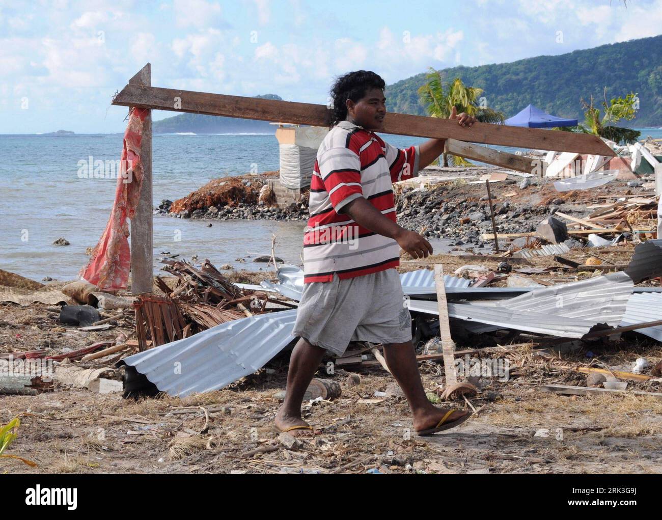 Bildnummer: 53506510  Datum: 03.10.2009  Copyright: imago/Xinhua (091005) -- APIA, Oct. 5, 2009 (Xinhua) -- A victim cleans a beach in southeast Upolu Island, Samoa, Oct. 3, 2009. The confirmed combined death toll for the tsunami in Samoa, American Samoa and the northern Isles of Tonga is 176, 135 of them in Samoa. Rescuing work has been fully carried out. (Xinhua/Liu Jieqiu) (zhs) (3)SAMOA-EARTHQUAKE-RESCUE PUBLICATIONxNOTxINxCHN Samoa Apia Erdbeben Naturkatastrophen kbdig xub 2009 quer  o0 Opfer, Erdbebenopfer, Aufräumarbeiten    Bildnummer 53506510 Date 03 10 2009 Copyright Imago XINHUA  Ap Stock Photo