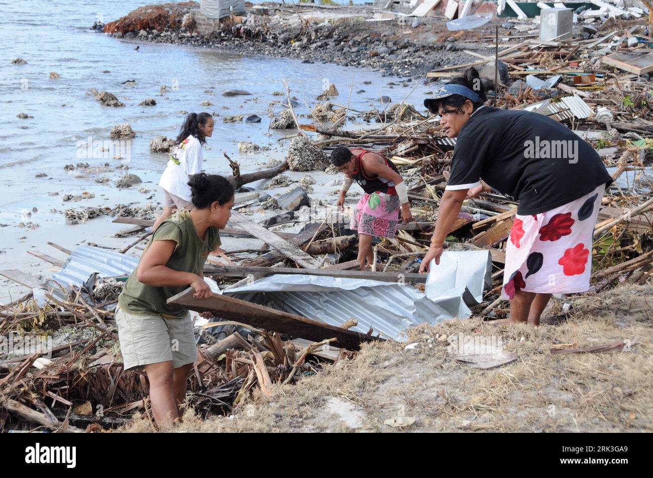Bildnummer: 53506509  Datum: 03.10.2009  Copyright: imago/Xinhua (091005) -- APIA, Oct. 5, 2009 (Xinhua) -- Victims clean a beach in southeast Upolu Island, Samoa, Oct. 3, 2009. The confirmed combined death toll for the tsunami in Samoa, American Samoa and the northern Isles of Tonga is 176, 135 of them in Samoa. Rescuing work has been fully carried out. (Xinhua/Huang Xingwei) (zhs) (1)SAMOA-EARTHQUAKE-RESCUE PUBLICATIONxNOTxINxCHN Samoa Apia Erdbeben Naturkatastrophen kbdig xub 2009 quer  o0 Opfer, Erdbebenopfer, Aufräumarbeiten    Bildnummer 53506509 Date 03 10 2009 Copyright Imago XINHUA  A Stock Photo