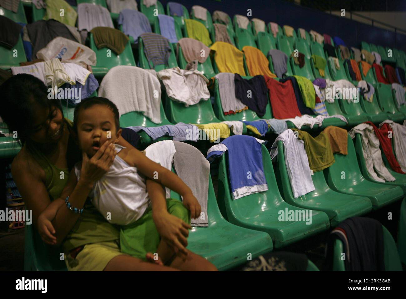 Bildnummer: 53506495  Datum: 05.10.2009  Copyright: imago/Xinhua (091005) -- MANILA, Oct. 5, 2009 (Xinhua) -- Filipino flood evacuees clothes are hung up to be aired at a sports complex of a school used as evacuation center in Pasig City, east of Manila, capital of the Philippines, on Oct. 5, 2009. Over 3 millionare still struggling to recover from floods brought on by Typhoon Ketsana that hit Metro Manila and surrounding provinces in recent days, while at least 17were killed when typhoon Parma pummelled the north-eastern Philippines since Oct. 3. (Xinhua/Luis Liwanag) (lr) (1)THE PHILIPPINES- Stock Photo