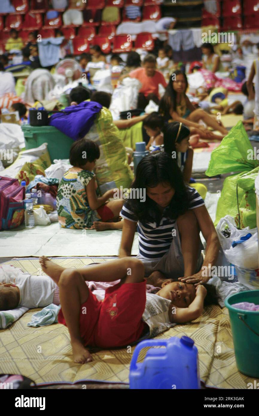 Bildnummer: 53506502  Datum: 05.10.2009  Copyright: imago/Xinhua (091005) -- MANILA, Oct. 5, 2009 (Xinhua) -- Filipino flood evacuees are seen at a sports complex of a school used as evacuation center in Pasig City, east of Manila, capital of the Philippines, on Oct. 5, 2009. Over 3 millionare still struggling to recover from floods brought on by Typhoon Ketsana that hit Metro Manila and surrounding provinces in recent days, while at least 17were killed when typhoon Parma pummelled the north-eastern Philippines since Oct. 3. (Xinhua/Luis Liwanag) (lr) (3)THE PHILIPPINES-TYPHOON-AFTERMATH PUBLI Stock Photo