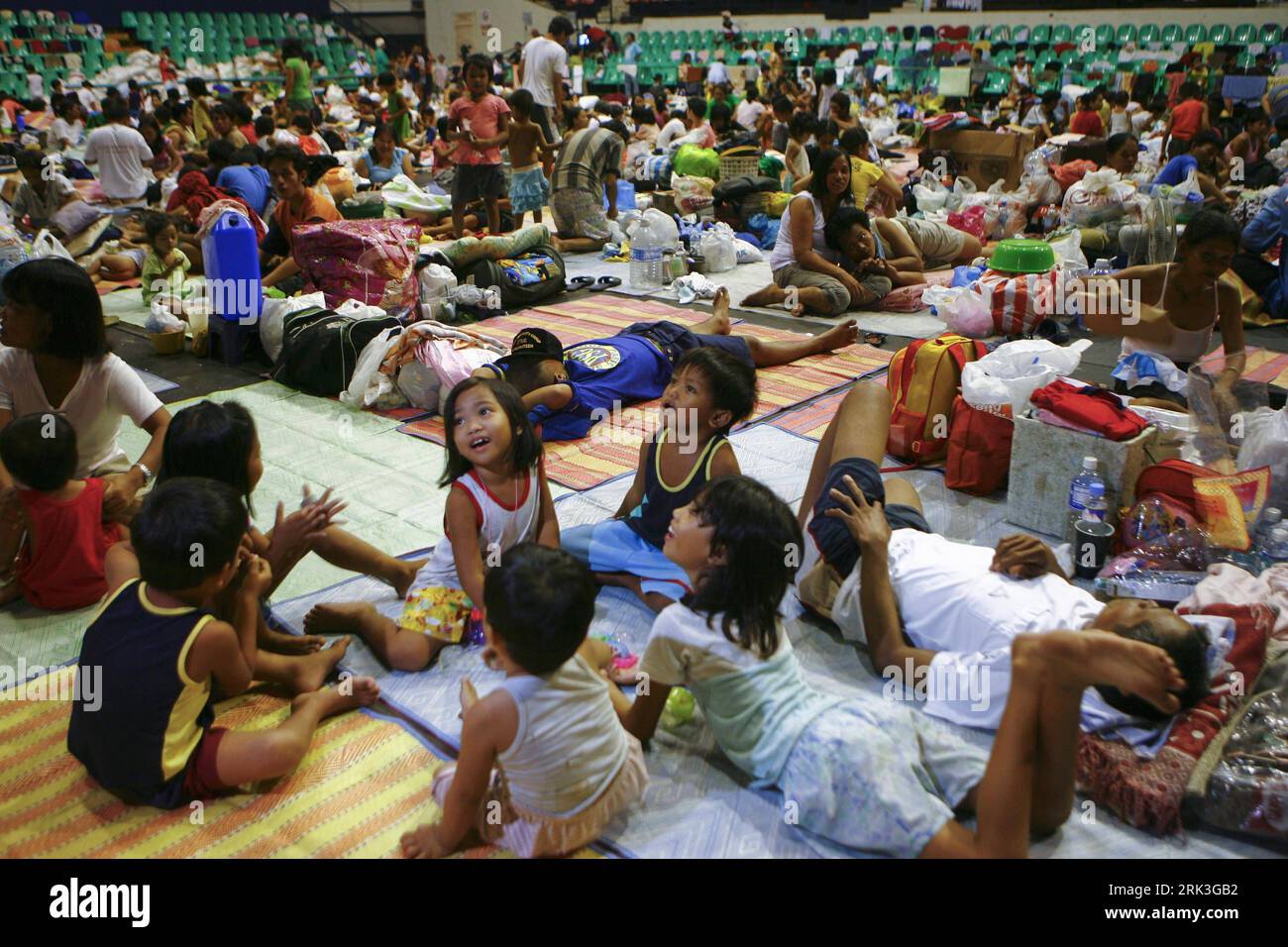 Bildnummer: 53506501  Datum: 05.10.2009  Copyright: imago/Xinhua (091005) -- MANILA, Oct. 5, 2009 (Xinhua) -- Filipino flood evacuees are seen at a sports complex of a school used as evacuation center in Pasig City, east of Manila, capital of the Philippines, on Oct. 5, 2009. Over 3 millionare still struggling to recover from floods brought on by Typhoon Ketsana that hit Metro Manila and surrounding provinces in recent days, while at least 17were killed when typhoon Parma pummelled the north-eastern Philippines since Oct. 3. (Xinhua/Luis Liwanag) (lr) (5)THE PHILIPPINES-TYPHOON-AFTERMATH PUBLI Stock Photo