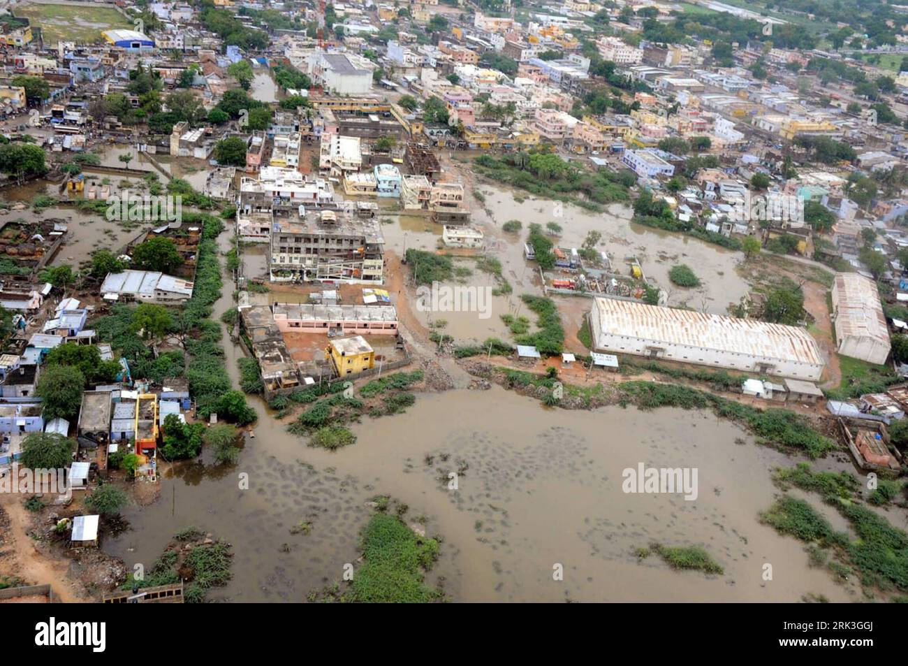 Bildnummer: 53510232  Datum: 04.10.2009  Copyright: imago/Xinhua (091006) -- BANGALORE, Oct. 6, 2009 (Xinhua) -- The photo taken on Oct. 4, 2009 shows an aerial view of flood affected Raichur district in North Karnataka, southern India. As some southern states of India, including Andhra Pradesh and Karnataka, is suffering from flood, rescue work is going on in most of the flooded areas with the help from the central government and other states. (Xinhua/Stringer)(axy) (4)INDIA-SOUTH-FLOOD PUBLICATIONxNOTxINxCHN premiumd Wetter Unwetter Überschwemmung Überflutung Naturkatastrophe Kbdig xdp 2009 Stock Photo