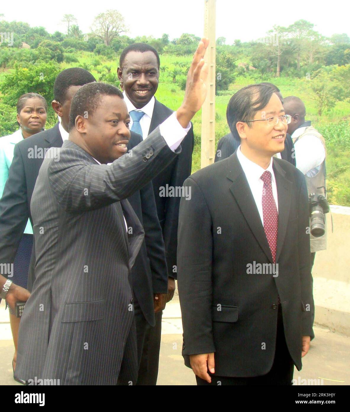 Bildnummer: 53518730  Datum: 07.10.2009  Copyright: imago/Xinhua (091007) -- LOME, Oct. 7, 2009 (Xinhua) -- Togolese President Faure Gnassingbe (front, L) and Chinese Ambassador to Togo Yang Min (front, R) arrive to cut the ribbon during the inauguration ceremony for three bridges reconstructed by China at Amakpape, Togo, Oct. 7, 2009. Faure Gnassingbe on Wednesday presided over the ceremony to open three major bridges reconstructed by China at a cost of 2.7 billion FCFA (5.8 million U. S. dollars). (Xinhua) (gj) (4)TOGO-LOME-BRIDGES-CHINA-INAUGURATION CEREMONY PUBLICATIONxNOTxINxCHN People Po Stock Photo
