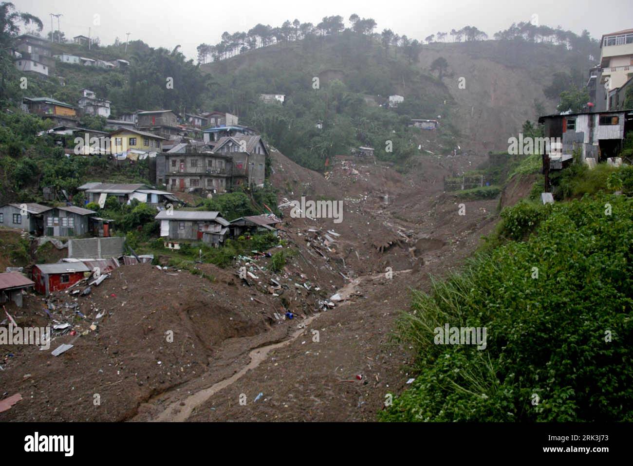 Bildnummer: 53521045  Datum: 09.10.2009  Copyright: imago/Xinhua (091009) -- Manila, Oct. 9, 2009 (Xinhua) -- Buildings are buried by mudslide in Baguio City, in northern Philippines, Oct. 9, 2009. At least 43 persons were killed and 150 are still missing in Central and Northern Luzon in northern Philippines affected by flooding and mudslide in the wake of Typhoon Pepeng ( Parma ). (Xinhua/Dave Leprozo) (zw) (2)PHILIPPINES-PEPENG-AFTERMATH PUBLICATIONxNOTxINxCHN Philippinen Naturkatastrophen Taifun Pepeng Zerstörung Premiumd kbdig xub 2009 quer o0 Schäden o00 Erdrutsch    Bildnummer 53521045 D Stock Photo