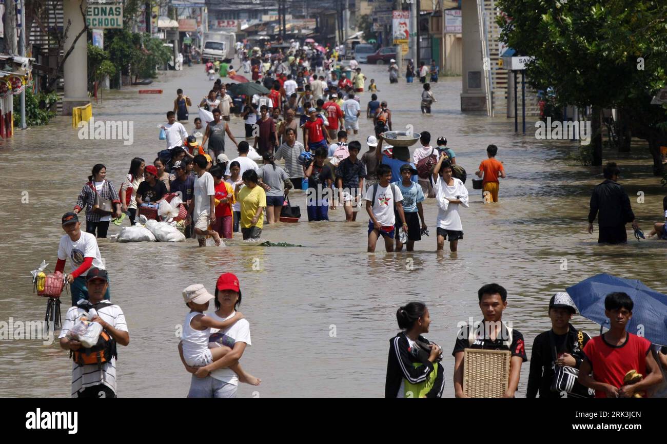 Bildnummer: 53522542  Datum: 10.10.2009  Copyright: imago/Xinhua (091010) -- MANILA, Oct. 10, 2009 (Xinhua) -- Filipinos wade in flooded street of Dagupan town, Pangasinan province, northern Philippines on 10 October 2009. The death toll in landslides and floods that hit the northern Philippines in the wake of typhoon Parma reached 299 as rescuers struggled through mud and raging waters in search of dozens of still missing, officials said. (Xinhua/Sybhel Cordero) (4)PHILIPPINES-MANILA-FLOOD PUBLICATIONxNOTxINxCHN Naturkatastrophen Überschwemmung Taifun Parma kbdig xsk 2009 quer o0 Straße Perso Stock Photo