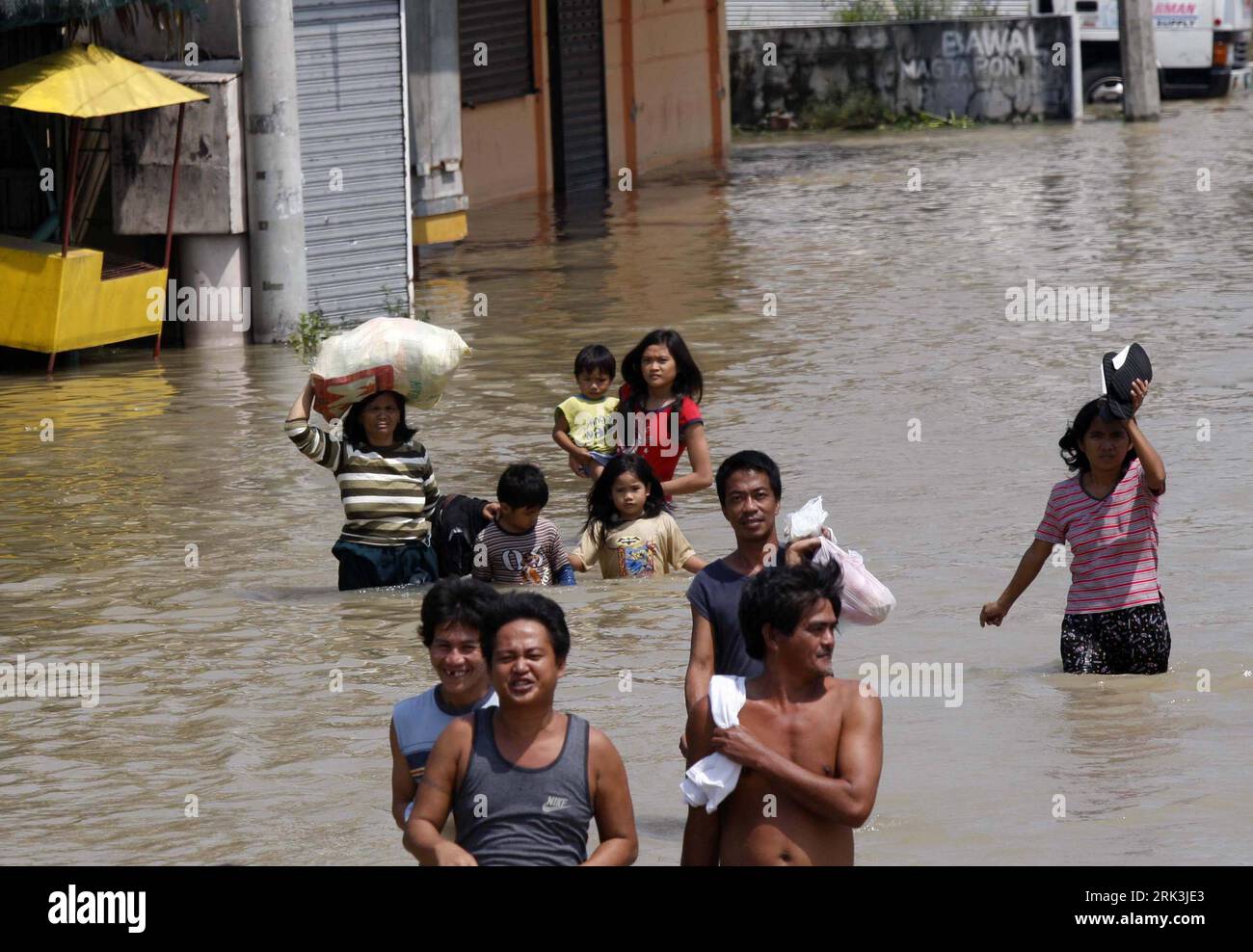 Bildnummer: 53522544  Datum: 10.10.2009  Copyright: imago/Xinhua (091010) -- MANILA, Oct. 10, 2009 (Xinhua) -- Filipinos wade in flooded street of Dagupan town, Pangasinan province, northern Philippines on 10 October 2009. The death toll in landslides and floods that hit the northern Philippines in the wake of typhoon Parma reached 299 as rescuers struggled through mud and raging waters in search of dozens of still missing, officials said. (Xinhua/Sybhel Cordero) (1)PHILIPPINES-MANILA-FLOOD PUBLICATIONxNOTxINxCHN Naturkatastrophen Überschwemmung Taifun Parma kbdig xsk 2009 quer o0 Straße Perso Stock Photo