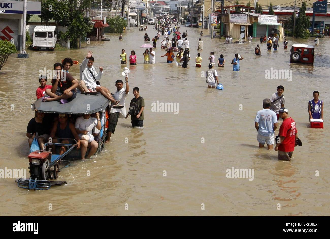 Bildnummer: 53522541  Datum: 10.10.2009  Copyright: imago/Xinhua (091010) -- MANILA, Oct. 10, 2009 (Xinhua) -- Filipinos wade in flooded street of Dagupan town, Pangasinan province, northern Philippines on 10 October 2009. The death toll in landslides and floods that hit the northern Philippines in the wake of typhoon Parma reached 299 as rescuers struggled through mud and raging waters in search of dozens of still missing, officials said. (Xinhua/Sybhel Cordero) (3)PHILIPPINES-MANILA-FLOOD PUBLICATIONxNOTxINxCHN Naturkatastrophen Überschwemmung Taifun Parma kbdig xsk 2009 quer o0 Straße Perso Stock Photo