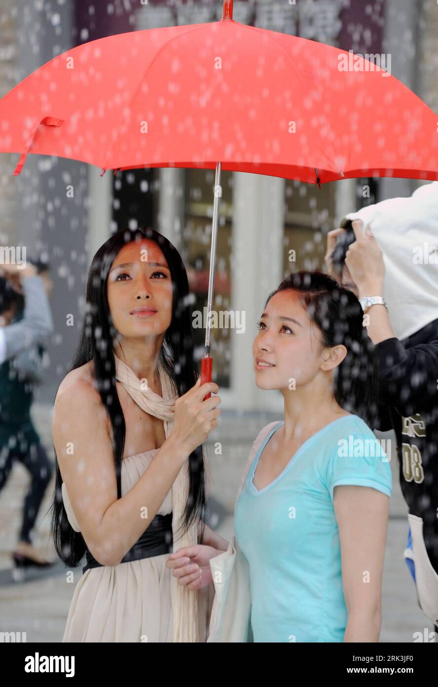 Bildnummer: 53522401  Datum: 10.10.2009  Copyright: imago/Xinhua (091010) -- BEIJING, Oct. 10, 2009 (Xinhua) -- Actress Qin Lan (L) acts as an angel during the filming of a charity advertisement in Beijing, capital of China, Oct. 10, 2009. Directed by Lu Chuan, the advertisement with the theme of Resisting AIDS will be shown to audience at the end of November. (Xinhua/Ji Guoqiang) (mcg) (1)CHINA-BEIJING-COMMONWEAL ADVERTISEMENT (CN) PUBLICATIONxNOTxINxCHN People Film kbdig xsk 2009 hoch o0 Regenschirm    Bildnummer 53522401 Date 10 10 2009 Copyright Imago XINHUA  Beijing OCT 10 2009 XINHUA act Stock Photo