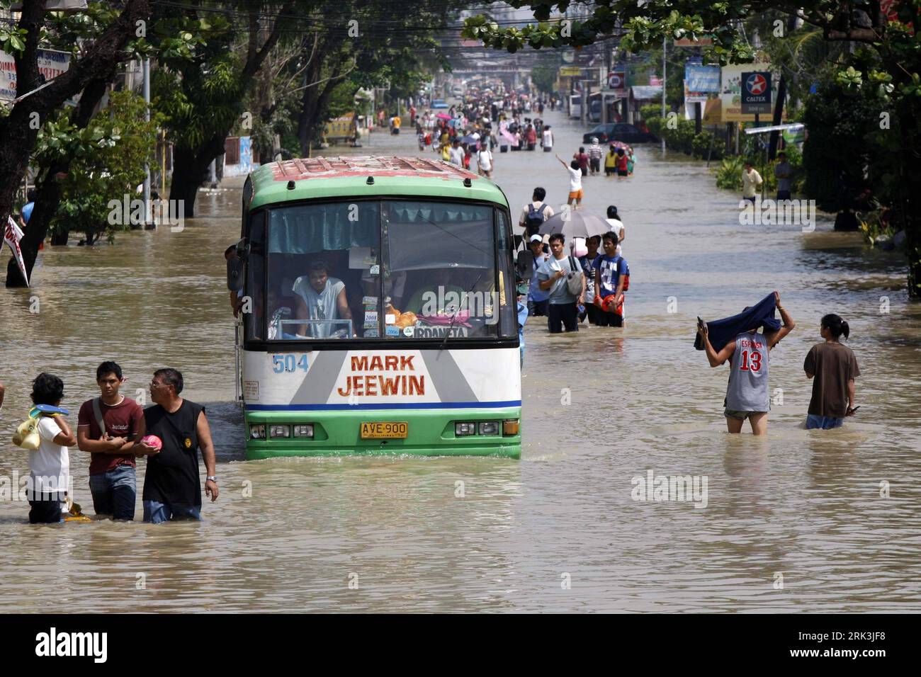 Bildnummer: 53522543  Datum: 10.10.2009  Copyright: imago/Xinhua (091010) -- MANILA, Oct. 10, 2009 (Xinhua) -- Filipinos wade in flooded street of Dagupan town, Pangasinan province, northern Philippines on 10 October 2009. The death toll in landslides and floods that hit the northern Philippines in the wake of typhoon Parma reached 299 as rescuers struggled through mud and raging waters in search of dozens of still missing, officials said. (Xinhua/Sybhel Cordero) (2)PHILIPPINES-MANILA-FLOOD PUBLICATIONxNOTxINxCHN Naturkatastrophen Überschwemmung Taifun Parma kbdig xsk 2009 quer o0 Straße Perso Stock Photo