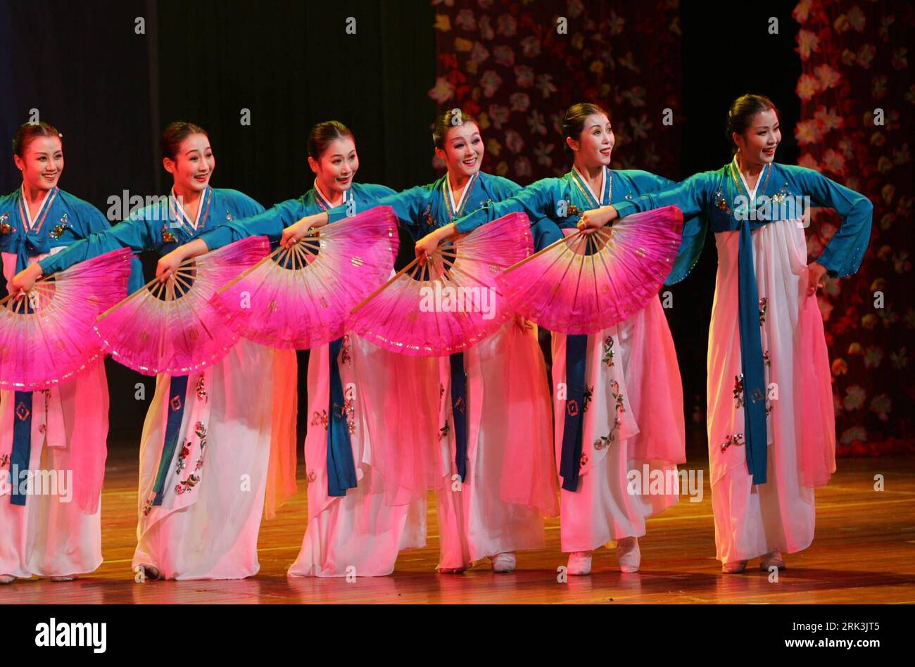Bildnummer: 53523278  Datum: 10.10.2009  Copyright: imago/Xinhua (091011) -- WENZHOU, Oct. 11, 2009 (Xinhua) -- Dancers of the Pyongyang Art Troupe of the Democratic  s Republic of Korea (DPRK) perform at the Dongnan Theater in Wenzhou, east China s Zhejiang Province, Oct. 10, 2009. More than 20 wonderful programs, including the long drum dance and fan dance, were shown to audiences of Wenzhou on Saturday. (Xinhua/Zheng Peng) (mcg) (5)CHINA-ZHEJIANG-WENZHOU-PERFORMANCE (CN) PUBLICATIONxNOTxINxCHN Musik Aktion Nordkorea kbdig xsk 2009 quer o0 Tanz    Bildnummer 53523278 Date 10 10 2009 Copyrigh Stock Photo