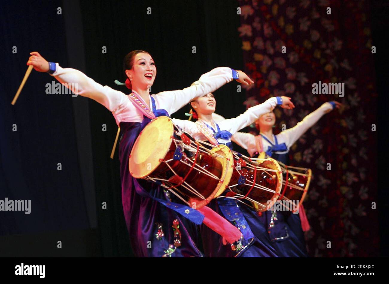 Bildnummer: 53523274  Datum: 10.10.2009  Copyright: imago/Xinhua (091011) -- WENZHOU, Oct. 11, 2009 (Xinhua) -- Dancers of the Pyongyang Art Troupe of the Democratic  s Republic of Korea (DPRK) perform at the Dongnan Theater in Wenzhou, east China s Zhejiang Province, Oct. 10, 2009. More than 20 wonderful programs, including the long drum dance and fan dance, were shown to audiences of Wenzhou on Saturday. (Xinhua/Zheng Peng) (mcg) (1)CHINA-ZHEJIANG-WENZHOU-PERFORMANCE (CN) PUBLICATIONxNOTxINxCHN Musik Aktion Nordkorea kbdig xsk 2009 quer o0 Trommler, Trommel    Bildnummer 53523274 Date 10 10 Stock Photo