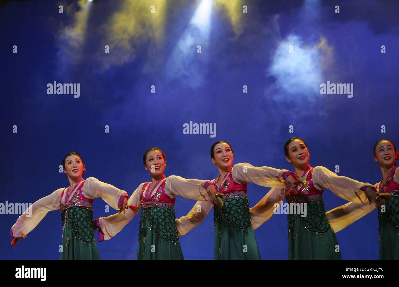 Bildnummer: 53523275  Datum: 10.10.2009  Copyright: imago/Xinhua (091011) -- WENZHOU, Oct. 11, 2009 (Xinhua) -- Dancers of the Pyongyang Art Troupe of the Democratic  s Republic of Korea (DPRK) perform at the Dongnan Theater in Wenzhou, east China s Zhejiang Province, Oct. 10, 2009. More than 20 wonderful programs, including the long drum dance and fan dance, were shown to audiences of Wenzhou on Saturday. (Xinhua/Zheng Peng) (mcg) (2)CHINA-ZHEJIANG-WENZHOU-PERFORMANCE (CN) PUBLICATIONxNOTxINxCHN Musik Aktion Nordkorea kbdig xsk 2009 quer o0 Tanz    Bildnummer 53523275 Date 10 10 2009 Copyrigh Stock Photo