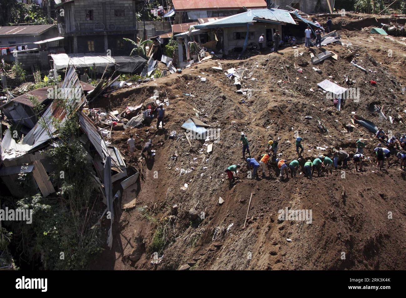 Bildnummer: 53525523  Datum: 12.10.2009  Copyright: imago/Xinhua (091012) -- MANILA, Oct. 12, 2009 (Xinhua) -- Philippine National Police help in the retrieval operations after landslide in Sitio Kibungan, near Baguio City of Benguet Province, in north Philippines, on Oct. 12, 2009. Search and rescue teams struggled to reach areas of the northern Philippines cut off by storm-triggered landslides and flooding that have left more than 600 dead, officials said. (Xinhua/Dave Leprozo) (zw) (3)THE PHILIPPINES-TROPICAL STORM-AFTERMATH PUBLICATIONxNOTxINxCHN Naturkatastrophen Erdrutsch Philippinen pre Stock Photo