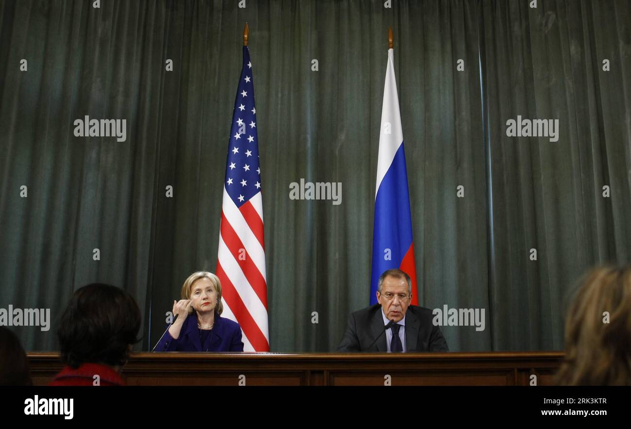 Bildnummer: 53527854  Datum: 13.10.2009  Copyright: imago/Xinhua (091013) -- MOSCOW, Oct. 13, (Xinhua) -- U.S. Secretary of State Hillary Clinton (L) and Russian Foreign Minister Sergei Lavrov attend a news conference after their meeting in Moscow, capital of Russia, on Oct, 13, 2009. Russian Foreign Minister Sergei Lavrov said on Tuesday that Russia and the United States have made considerable progress on a new nuclear arms reduction treaty. (Xinhua/Lu Jinbo) (jl) (10)RUSSIA-U.S.-POLITICS PUBLICATIONxNOTxINxCHN People Politik kbdig xsk 2009 quer     Bildnummer 53527854 Date 13 10 2009 Copyrig Stock Photo