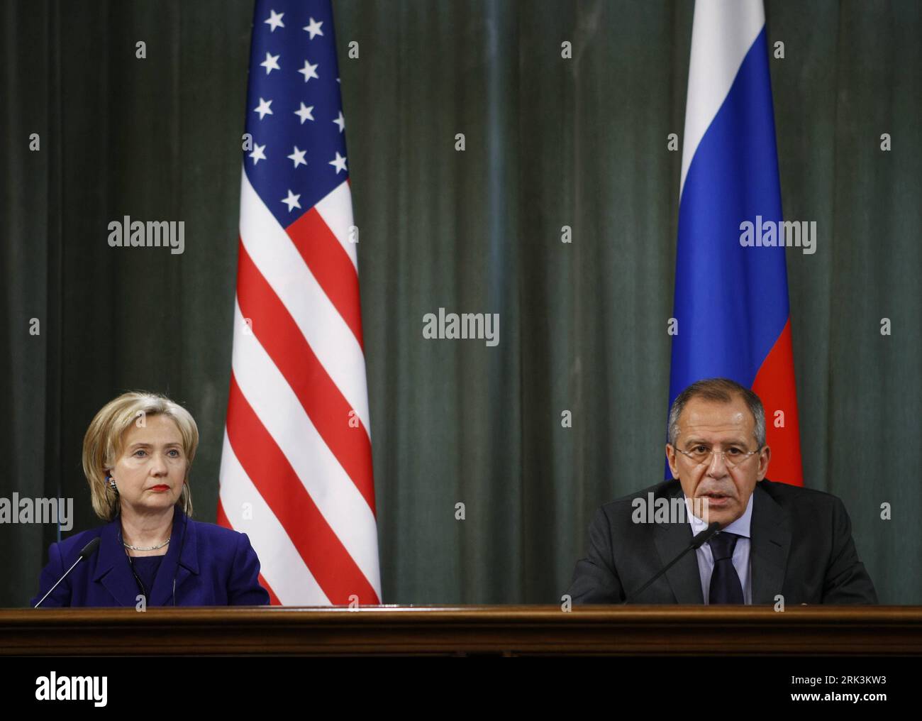 Bildnummer: 53527860  Datum: 13.10.2009  Copyright: imago/Xinhua (091013) -- MOSCOW, Oct. 13, (Xinhua) -- U.S. Secretary of State Hillary Clinton (L) and Russian Foreign Minister Sergei Lavrov attend a news conference after their meeting in Moscow, capital of Russia, on Oct, 13, 2009. Russian Foreign Minister Sergei Lavrov said on Tuesday that Russia and the United States have made considerable progress on a new nuclear arms reduction treaty. (Xinhua/Lu Jinbo) (jl) (9)RUSSIA-U.S.-POLITICS PUBLICATIONxNOTxINxCHN People Politik kbdig xsk 2009 quer premiumd    Bildnummer 53527860 Date 13 10 2009 Stock Photo