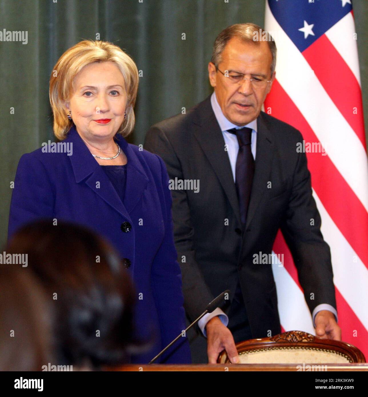 Bildnummer: 53527858  Datum: 13.10.2009  Copyright: imago/Xinhua (091013) -- MOSCOW, Oct. 13, (Xinhua) -- U.S. Secretary of State Hillary Clinton (L) and Russian Foreign Minister Sergei Lavrov attend a news conference after their meeting in Moscow, capital of Russia, on Oct, 13, 2009. Russian Foreign Minister Sergei Lavrov said on Tuesday that Russia and the United States have made considerable progress on a new nuclear arms reduction treaty. (Xinhua/Lu Jinbo) (jl) (5)RUSSIA-U.S.-POLITICS PUBLICATIONxNOTxINxCHN People Politik kbdig xsk 2009 quadrat premiumd    Bildnummer 53527858 Date 13 10 20 Stock Photo