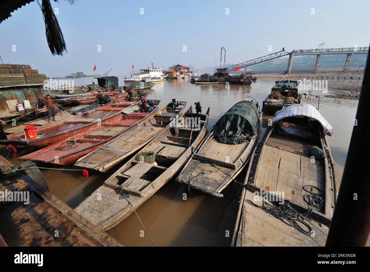 Bildnummer: 53538320  Datum: 17.10.2009  Copyright: imago/Xinhua (091017) -- YUEYANG(HUNAN), Oct. 17, 2009 (Xinhua) -- Fishing boats anchor alongshore in Dongting Lake in central China s Hunan Province, Oct. 17, 2009. Water level in Chenglingji in Dongting Lake fell to 21.72 meters at 14:00 on Saturday, which was considerably lower than the water levels of the corresponding periods in recent years. (Xinhua/Long Hongtao) (lyi) (5)CHINA-DONGTING LAKE-DROUGHT (CN) PUBLICATIONxNOTxINxCHN See Austrocknung Wassermangel Wasserspiegel gesunken kbdig xcb 2009 quer o0 Boote, Fischerboot, Fischerei, Wirt Stock Photo