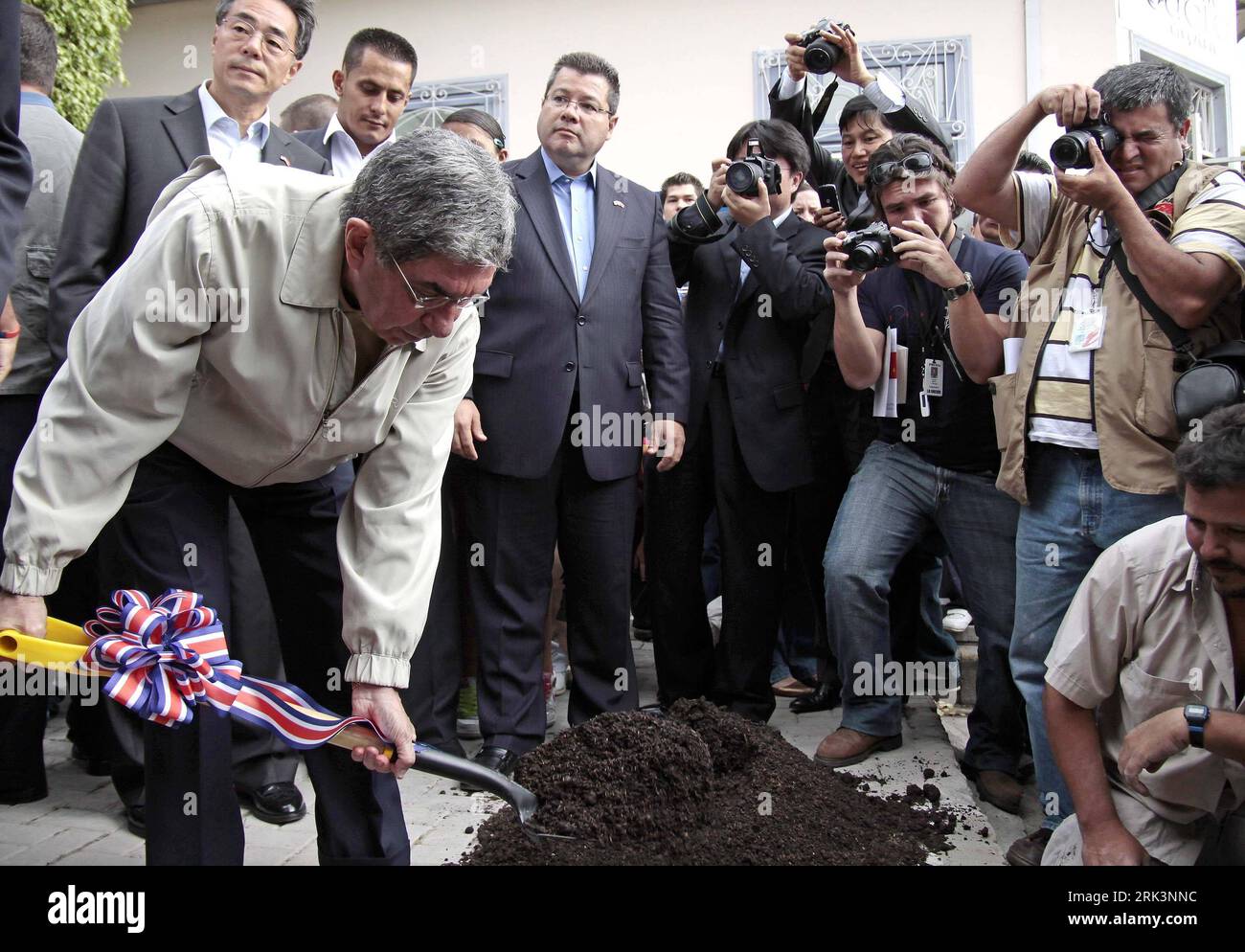 Bildnummer: 53539592  Datum: 17.10.2009  Copyright: imago/Xinhua  SAN JOSE, Oct. 17, 2009 (Xinhua) -- Costa Rican President Oscar Arias (L) lays a foundation for the Chinatown in central San Jose, Oct. 17, 2009. Beijing Mayor Guo Jinlong also attended the ceremony to lay the foundation for Chinatown. (Xinhua/Esteban Datos)(zx) (1)COSTA RICA-SAN JOSE-CHINATOWN PUBLICATIONxNOTxINxCHN People Politik kbdig xsp 2009 quer    Bildnummer 53539592 Date 17 10 2009 Copyright Imago XINHUA San Jose OCT 17 2009 XINHUA Costa Rican President Oscar Arias l Lays a Foundation for The China Town in Central San Jo Stock Photo