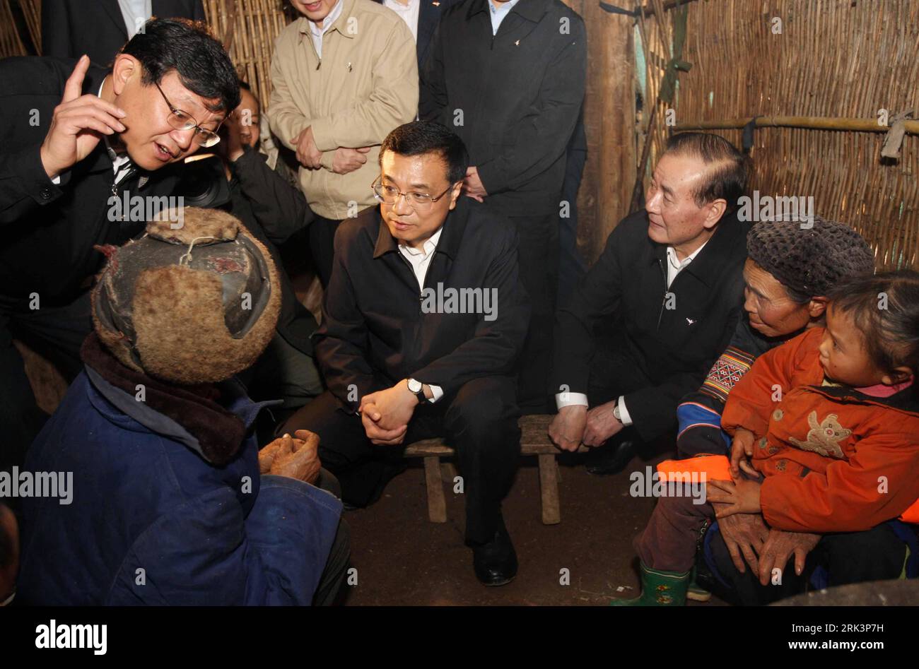 Bildnummer: 53541562  Datum: 17.10.2009  Copyright: imago/Xinhua Chinese Vice Premier Li Keqiang (C) talks with local minority residents in Bingga Village, Yuzhang Town, Xingren County of Qianxinan Buyi and Miao Autonomous Prefecture, southwest China s Guizhou Province, Oct. 17, 2009. Li Keqiang made an inspection tour in Guizhou from Oct. 17 to 19. (Xinhua/Liu Weibing) (zcc) (1)CHINA-GUIZHOU-LI LEQIANG-VISITING(CN) PUBLICATIONxNOTxINxCHN People Politik kbdig xub 2009 quer    Bildnummer 53541562 Date 17 10 2009 Copyright Imago XINHUA Chinese Vice Premier left Keqiang C Talks With Local Minorit Stock Photo