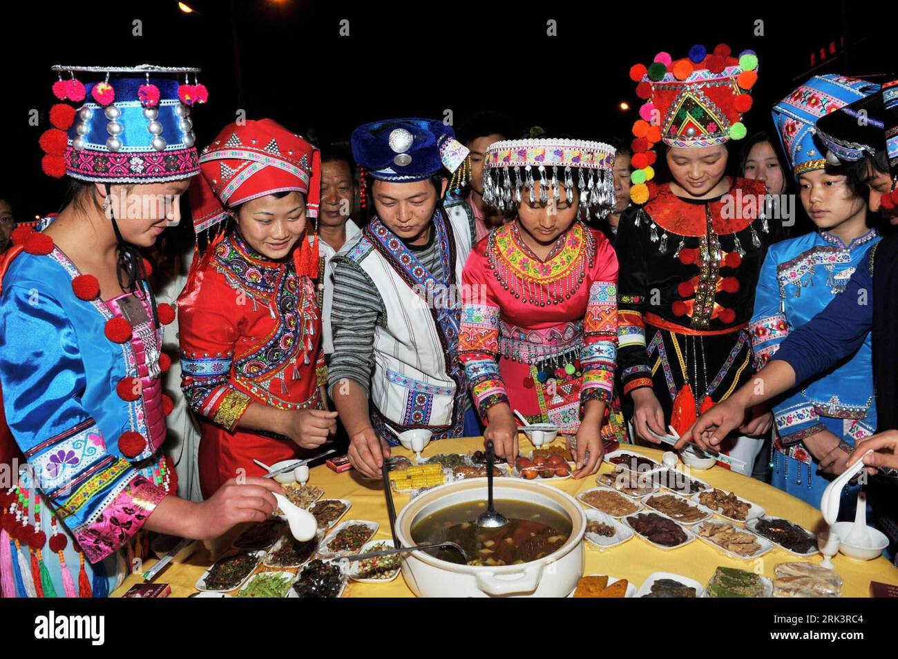 Bildnummer: 53547007  Datum: 20.10.2009  Copyright: imago/Xinhua (091021) -- WENSHAN, Oct. 21, 2009 (Xinhua) -- A bevy of women in florid ethnic costumes relish the savours of well-assorted ambrosia at the Folklore Food Festival, which lays emphasis on inheritance and carrying forward the characteristic culinary culture of indigenous ethnic minorities, tapping affluent cuisine resources and attach great importance for better preservation, in Wenshan County, Wenshan Zhuang and Miao Autonomous Prefecture, southwest China s Yunnan Province, Oct. 20, 2009. (Xinhua/Xiong Pingxiang) (px) (3)CHINA-YU Stock Photo