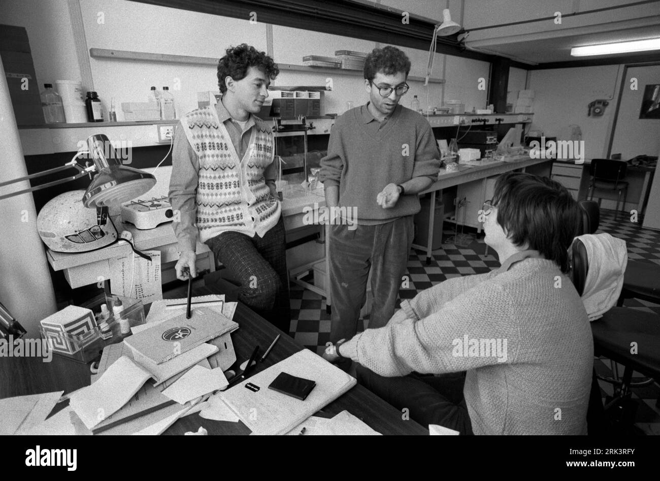 Pasteur Institute, Institut Pasteur, Paris, France 1985. (L-R) Professor David Klatzmann, Dr Pierre Sonigo, Dr Marc Alizon back of Professor Simon Wain-Hobson 1980s HOMER SYKES Stock Photo