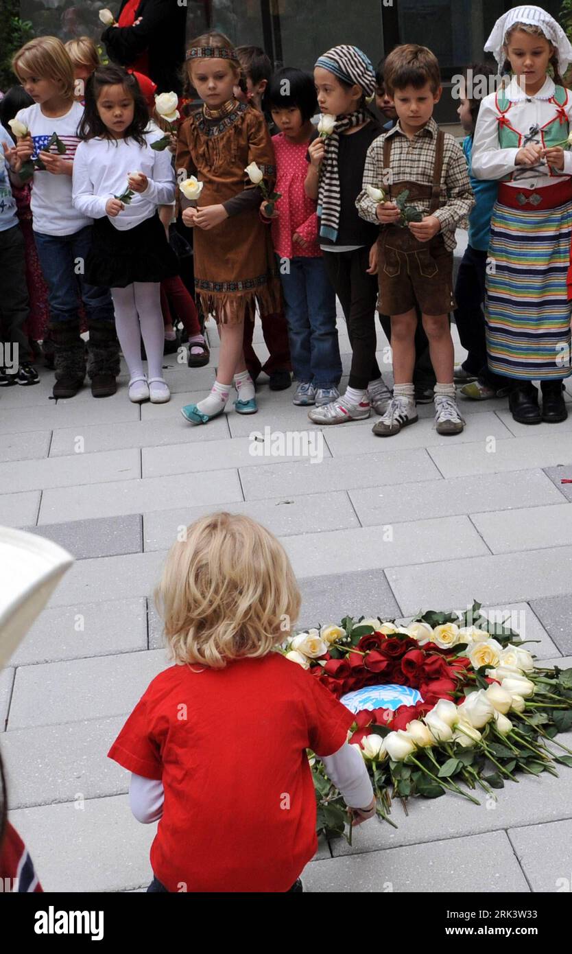 Bildnummer: 53552104  Datum: 23.10.2009  Copyright: imago/Xinhua (091024) -- NEW YORK, Oct. 24, 2009 (Xinhua) -- Students of the United Nations International School lay flowers at the UN emblem to mark the United Nations Day in New York, the United States, on Oct. 23, 2009. On Oct. 24, 1945, the United Nations Charter came into effect, marking the formal establishment of the world organization. Two years later, the General Assembly adopted a resolution, declaring the date as the UN Day . (Xinhua/Shen Hong) (wjd) (5)US-UN-INTERNATIONAL SCHOOL-UN DAY-CELEBRATION PUBLICATIONxNOTxINxCHN United Nat Stock Photo