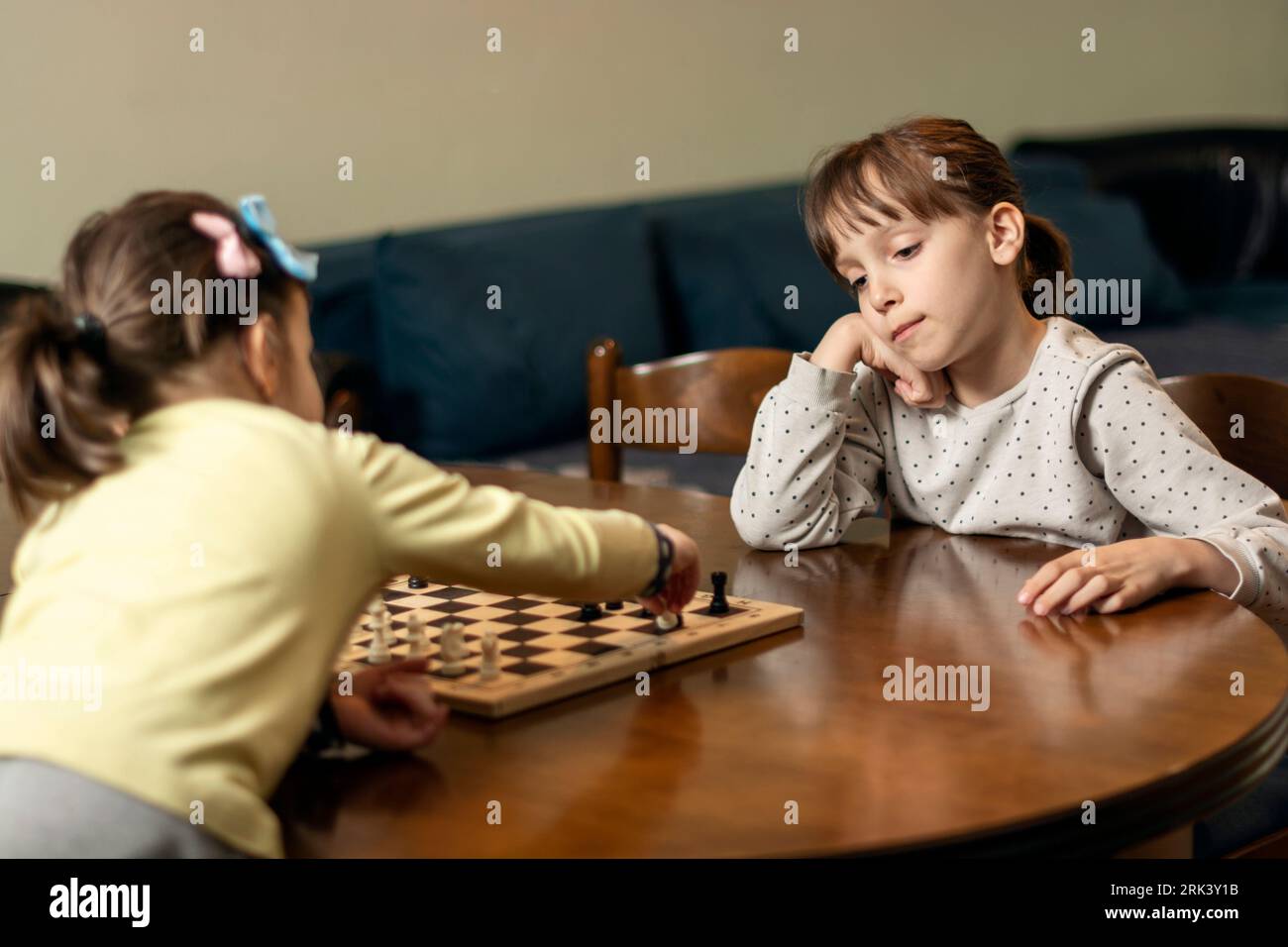 771 fotos de stock e banco de imagens de Asian Kid Playing Chess