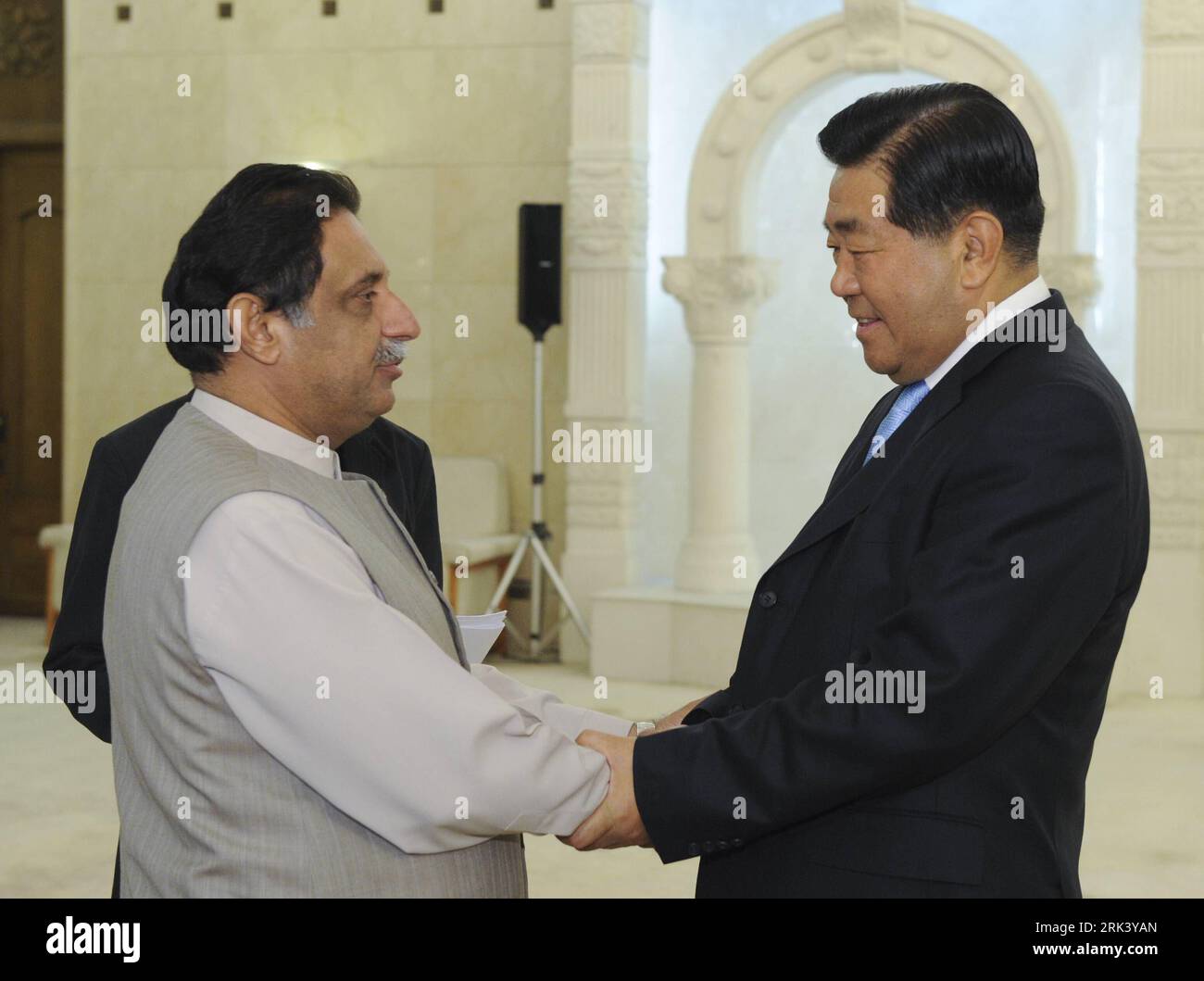 Bildnummer: 53558923  Datum: 27.10.2009  Copyright: imago/Xinhua (091027) -- BEIJING, Oct. 27, 2009 (Xinhua) -- Jia Qinglin (R), chairman of the National Committee of the Chinese People s Political Consultative Conference (CPPCC), meets with Jan Muhammad Khan Jamali, deputy chairman of the Senate of the Islamic Republic of Pakistan, in Beijing, capital of China, on Oct. 27, 2009. (Xinhua/Li Xueren) (wjd) (1)CHINA-BEIJING-PAKISTAN-JIA QINGLIN-JAMALI-MEETING (CN) PUBLICATIONxNOTxINxCHN People Politik Kbdig xdp 2009 quer premiumd    Bildnummer 53558923 Date 27 10 2009 Copyright Imago XINHUA  Beij Stock Photo