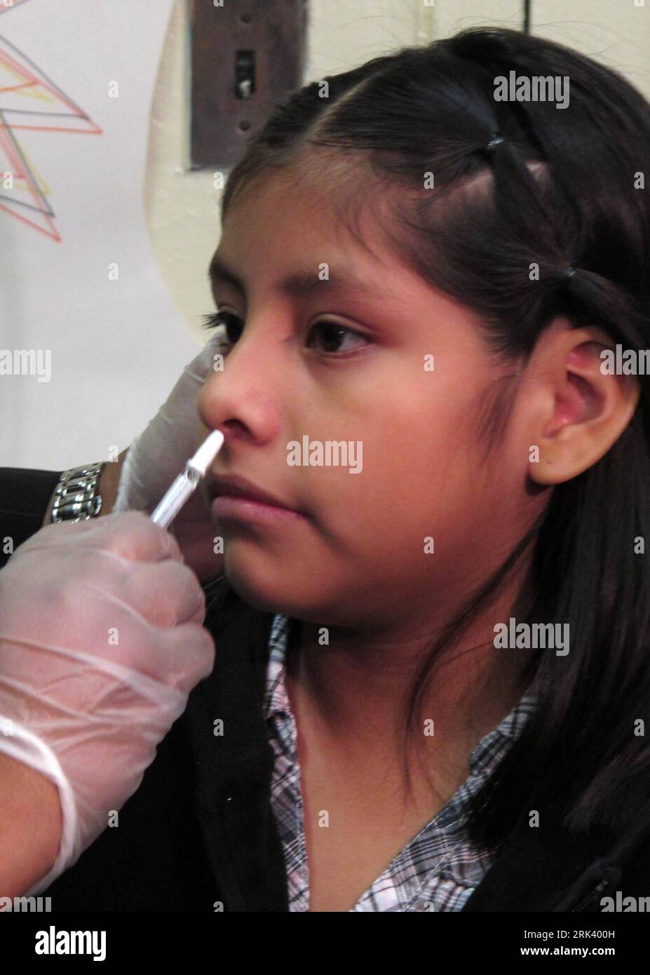 Bildnummer: 53560912  Datum: 28.10.2009  Copyright: imago/Xinhua (091028) -- NEW YORK, Oct. 28, 2009 (Xinhua) -- A student prepares to receive a free H1N1 flu vaccine at the 157 Public Elementary School in New York, the United States, Oct. 28, 2009. New York City began its school-based H1N1 influenza vaccination campaign on Wednesday. The first phase of the three-stage initiative started at 125 schools with enrollment of less than 400. (Xinhua/Liu Xin) (4)US-NEW YORK-H1N1 FLU VACCIN PUBLICATIONxNOTxINxCHN Gesellschaft Impfung Impfstoff Schweinegrippe H1N1 Gesundheit Kbdig xdp 2009 hoch premium Stock Photo