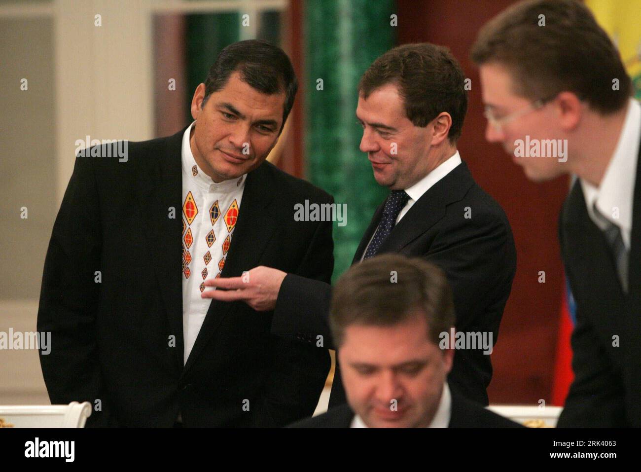 Bildnummer: 53562614  Datum: 29.10.2009  Copyright: imago/Xinhua (091030) -- MOSCOW, Oct. 30, 2009 (Xinhua) -- Russian President Dmitry Medvedev (R, back) chats with Ecuadoran President Rafael Correa (L, back) during a document signing ceremony after meeting at the Kremlin in Moscow, capital of Russia, October 29, 2009. They signed a declaration of strategic partnership between the two countries at the Kremlin on Thursday. (Xinhua/Alexandrov) (ypf) (2)RUSSIA-ECUADOR-MEDVEDEV-CORREA-MEETING PUBLICATIONxNOTxINxCHN People Politik premiumd kbdig xng 2009 quer     Bildnummer 53562614 Date 29 10 200 Stock Photo
