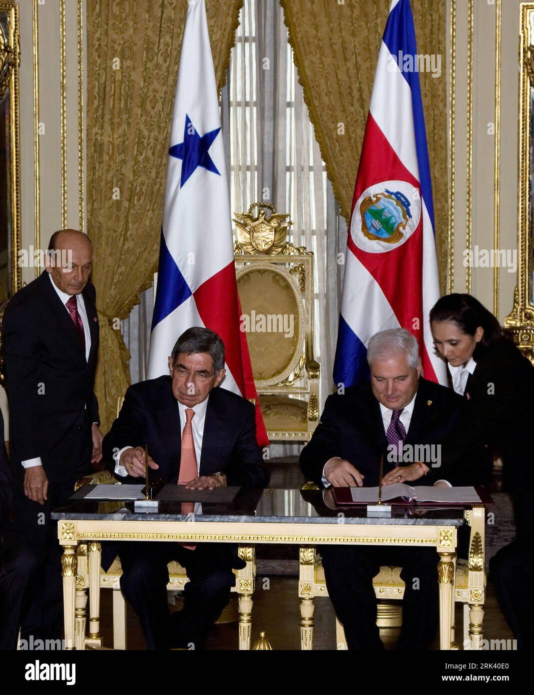 Bildnummer: 53564412  Datum: 29.10.2009  Copyright: imago/Xinhua (091030) -- PANAMA CITY, Oct. 30, 2009 (Xinhua) -- Panamanian President Ricardo Martinelli (2nd R) and his Costa Rican counterpart Oscar Arias (2nd L) sign a bilateral cooperation agreement in Panama City, capital of Panama, on Oct. 29, 2009. The two leaders pledged on Thursday to deepen and expand political and social dialogue on bilateral and international issues of mutual interest, the commercial ties, and cultural exchanges to achieve integration between the two countries. (Xinhua/Wang Pei) (wjd) (1)PANAMA-COSTA RICA-COOPERAT Stock Photo