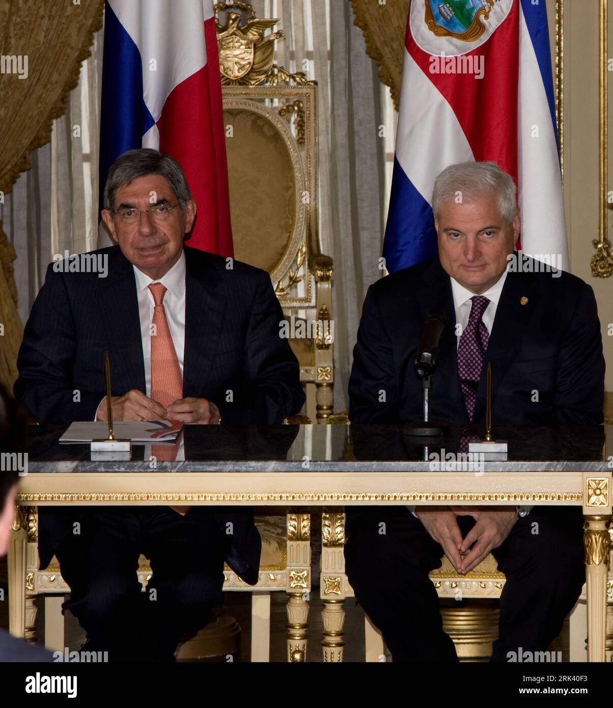 Bildnummer: 53564414  Datum: 29.10.2009  Copyright: imago/Xinhua (091030) -- PANAMA CITY, Oct. 30, 2009 (Xinhua) -- Panamanian President Ricardo Martinelli (R) and his Costa Rican counterpart Oscar Arias sign a bilateral cooperation agreement in Panama City, capital of Panama, on Oct. 29, 2009. The two leaders pledged on Thursday to deepen and expand political and social dialogue on bilateral and international issues of mutual interest, the commercial ties, and cultural exchanges to achieve integration between the two countries. (Xinhua/Wang Pei) (wjd) (3)PANAMA-COSTA RICA-COOPERATION AGREEMEN Stock Photo