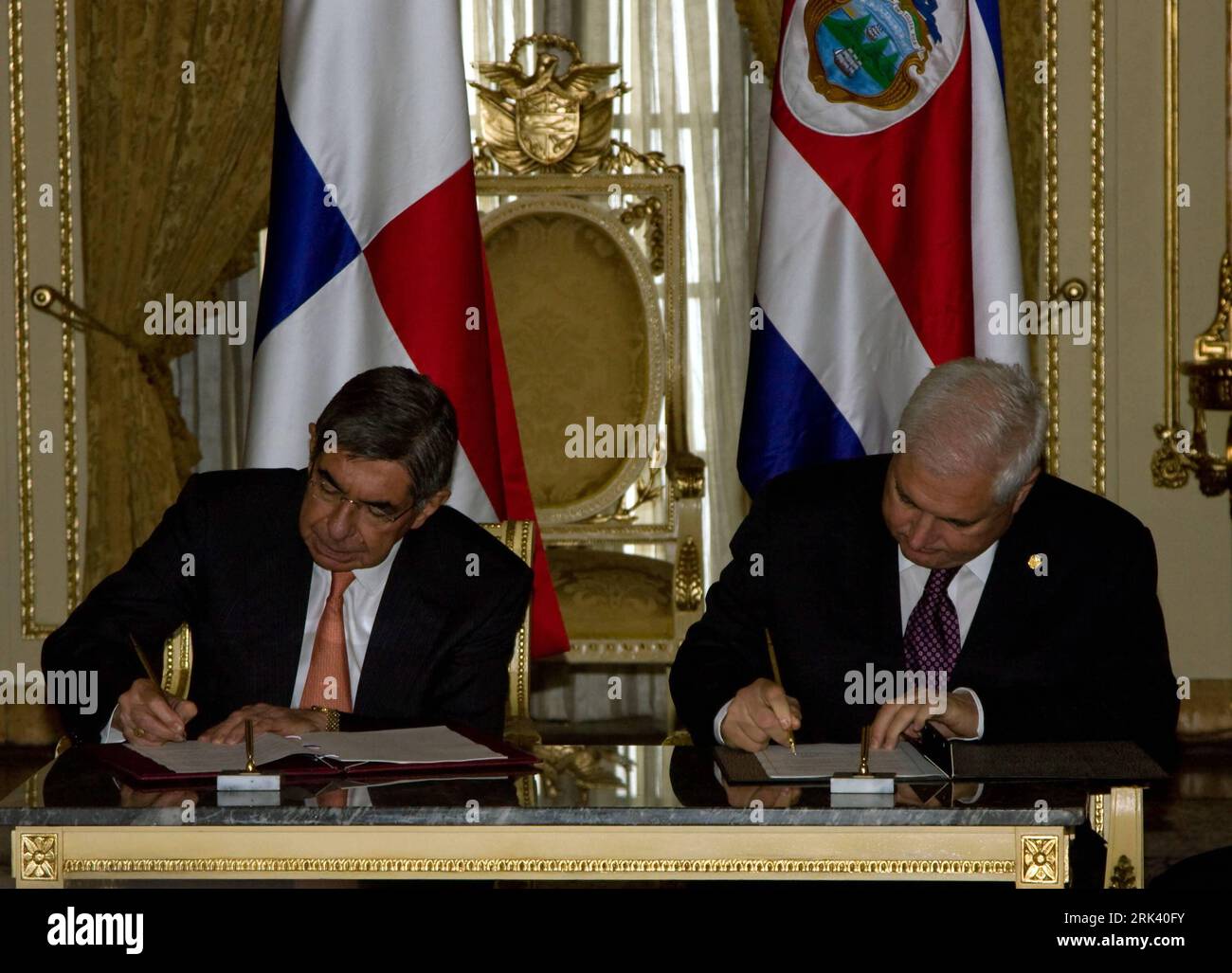 Bildnummer: 53564415  Datum: 29.10.2009  Copyright: imago/Xinhua (091030) -- PANAMA CITY, Oct. 30, 2009 (Xinhua) -- Panamanian President Ricardo Martinelli (R) and his Costa Rican counterpart Oscar Arias sign a bilateral cooperation agreement in Panama City, capital of Panama, on Oct. 29, 2009. The two leaders pledged on Thursday to deepen and expand political and social dialogue on bilateral and international issues of mutual interest, the commercial ties, and cultural exchanges to achieve integration between the two countries. (Xinhua/Wang Pei) (wjd) (4)PANAMA-COSTA RICA-COOPERATION AGREEMEN Stock Photo