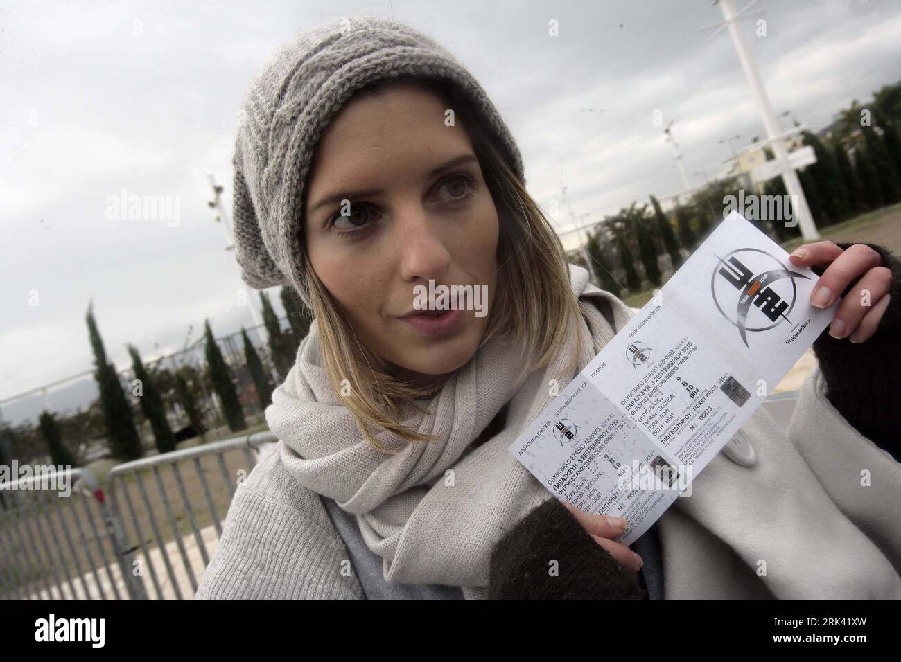Bildnummer: 53570193  Datum: 02.11.2009  Copyright: imago/Xinhua (091103) -- ATHENS, Nov. 3, 2009 (Xinhua) -- A girl shows her ticket for a U2 concert at the  in Athens, capital of Greece, on Nov. 2, 2009. Fans of Irish rock band U2 queued up at the Olympic Stadium Monday for the tickets of U2 s first concert in Athens slated for Sept. 3, 2010. (Xinhua/Marios Lolos) (nxl) (2)GREECE-ATHENS-U2-CONCERT-TICKET PUBLICATIONxNOTxINxCHN Athen  Musik Konzert Karten Vorverkauf Ticket Kartenvorverkauf kbdig xub 2009 quer o0 Konzertkarte, Konzertticket o00 Objekte    Bildnummer 53570193 Date 02 11 2009 Co Stock Photo