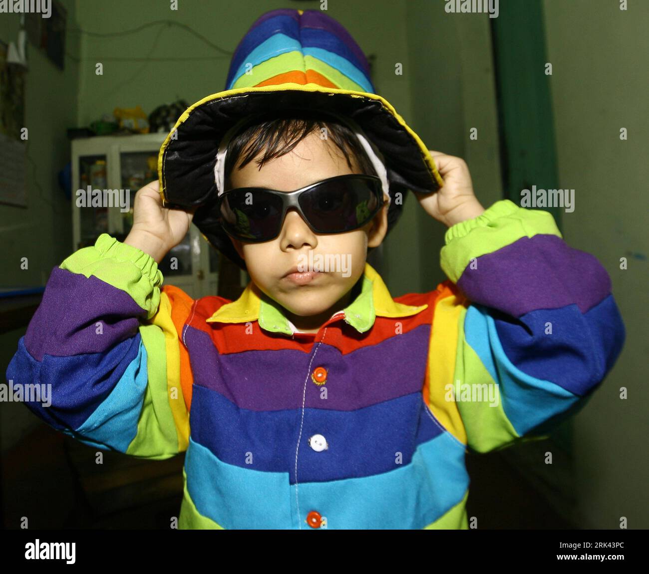Bildnummer: 53584912  Datum: 30.10.2009  Copyright: imago/Xinhua (091107) -- BARQUISIMETO, Nov. 7, 2009 (Xinhua) -- Jose Manuel Sanchez Aguero, a five-year-old boy, dresses up to perform magic at home in Barquisimeto, Venezuela, Oct. 30, 2009. Jose s father Miguel Angel Sanchez is a technician and a part-time host for children s parties, which sets a good example to his son. Although quiet and shy in class, Jose now has learnt to perform magic and dancing in children s parties. Michael Jackson is Jose s favorite idol and he is quite up on imitating the pop star. I ll be as famous as Michael so Stock Photo