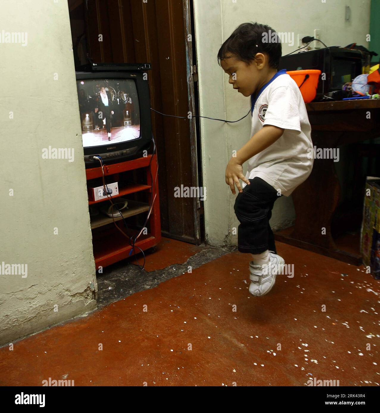Bildnummer: 53584916  Datum: 30.10.2009  Copyright: imago/Xinhua (091107) -- BARQUISIMETO, Nov. 7, 2009 (Xinhua) -- Jose Manuel Sanchez Aguero, a five-year-old boy , imitates Michael Jackson s dancing at home in Barquisimeto, Venezuela, Oct. 30, 2009. Jose s father Miguel Angel Sanchezis a technician and a part-time host for Children s parties, which sets a good example to his son. Although quiet and shy in class, Jose now has learnt to perfom magic and dancing on children s parties. Michael Jackson is Jose s favourite idol and he is quite up on imitating the pop star. I ll be as famous as Mic Stock Photo