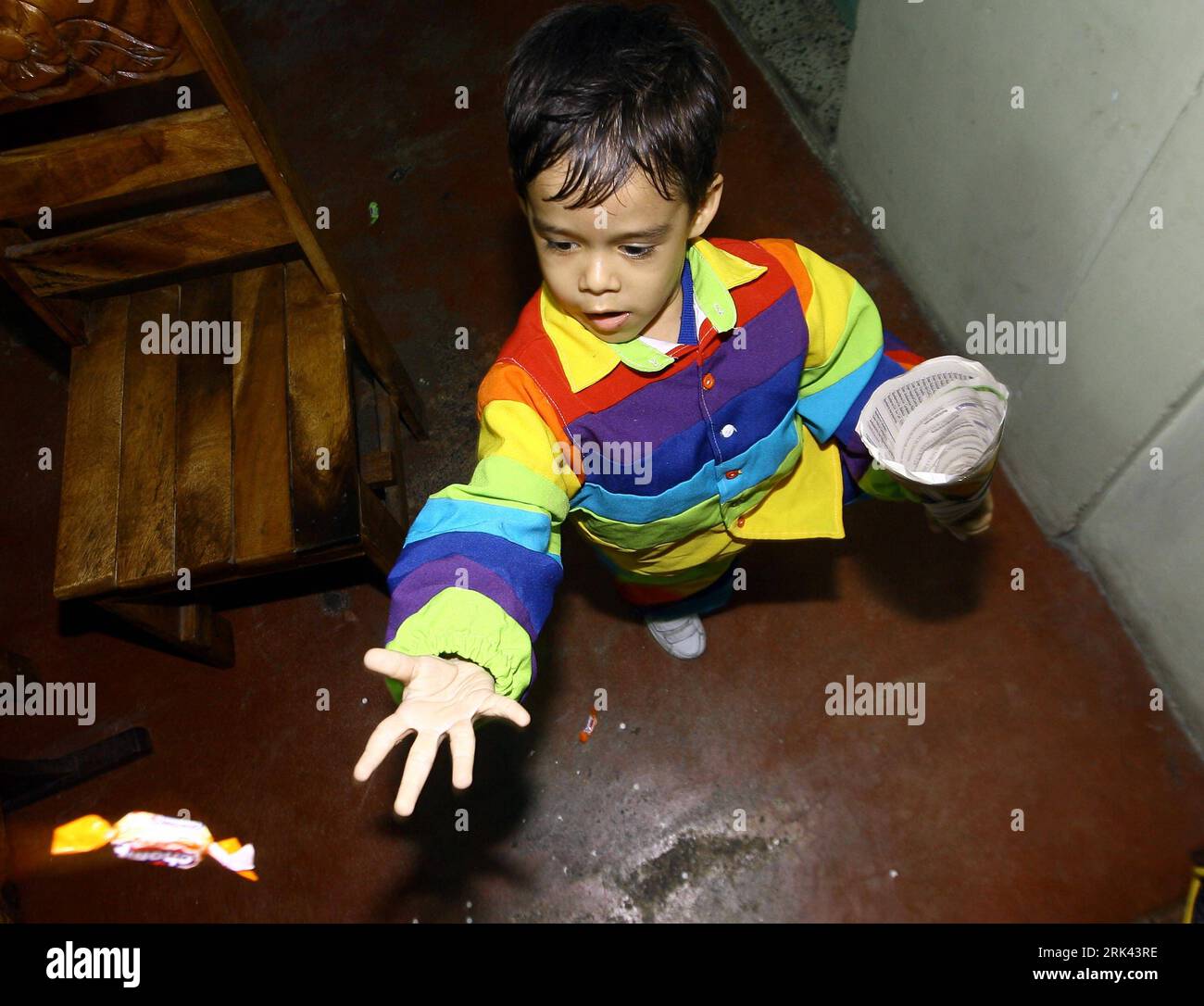 Bildnummer: 53584905  Datum: 30.10.2009  Copyright: imago/Xinhua (091107) -- BARQUISIMETO, Nov. 7, 2009 (Xinhua) -- Jose Manuel Sanchez Aguero, a five-year-old boy, performs magic at home in Barquisimeto, Venezuela, Oct. 30, 2009. Jose s father Miguel Angel Sanchez is a technician and a part-time host for children s parties, which sets a good example to his son. Although quiet and shy in class, Jose now has learnt to perform magic and dancing in children s parties. Michael Jackson is Jose s favorite idol and he is quite up on imitating the pop star. I ll be as famous as Michael sooner or later Stock Photo