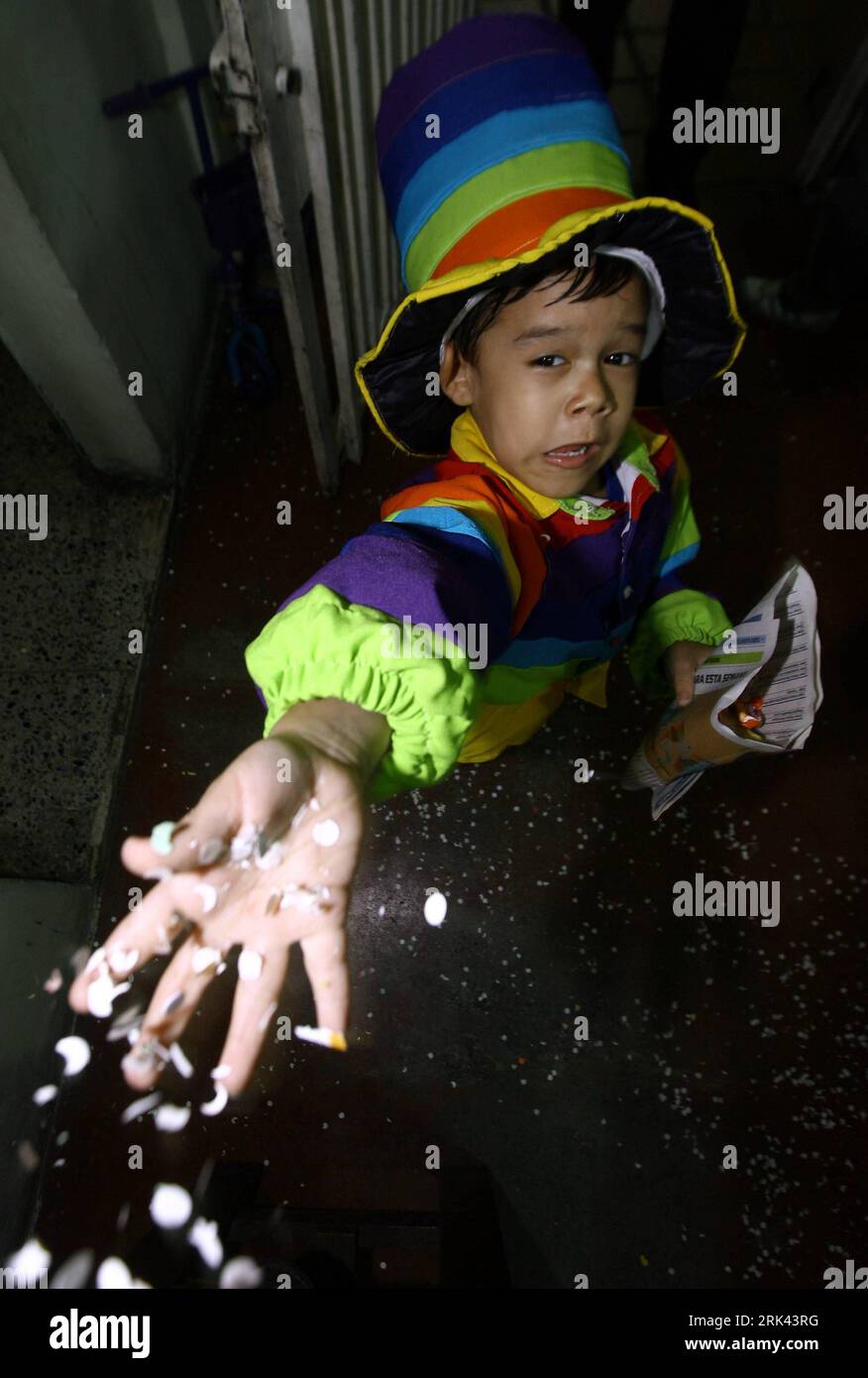 Bildnummer: 53584955  Datum: 30.10.2009  Copyright: imago/Xinhua (091107) -- BARQUISIMETO, Nov. 7, 2009 (Xinhua) -- Jose Manuel Sanchez Aguero, a five-year-old boy, performs magic at home in Barquisimeto, Venezuela, Oct. 30, 2009. Jose s father Miguel Angel Sanchez is a technician and a part-time host for children s parties, which sets a good example to his son. Although quiet and shy in class, Jose now has learnt to perform magic and dancing in children s parties. Michael Jackson is Jose s favorite idol and he is quite up on imitating the pop star. I ll be as famous as Michael sooner or later Stock Photo