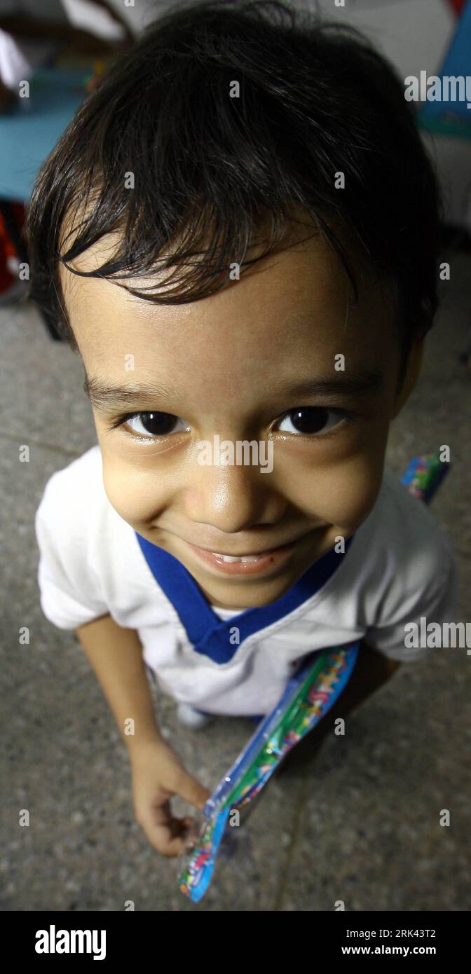 Bildnummer: 53584911  Datum: 30.10.2009  Copyright: imago/Xinhua (091107) -- BARQUISIMETO, Nov. 7, 2009 (Xinhua) -- Jose Manuel Sanchez Aguero, a five-year-old boy, smiles in front of the camera in Barquisimeto, Venezuela, Oct. 30, 2009. Jose s father Miguel Angel Sanchez is a technician and a part-time host for children s parties, which sets a good example to his son. Although quiet and shy in class, Jose now has learnt to perform magic and dancing in children s parties. Michael Jackson is Jose s favorite idol and he is quite up on imitating the pop star. I ll be as famous as Michael sooner o Stock Photo