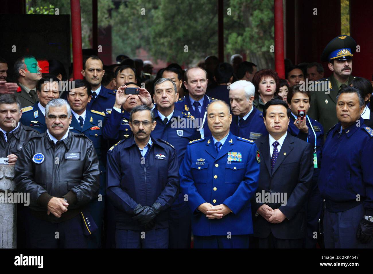 Bildnummer: 53587728  Datum: 09.11.2009  Copyright: imago/Xinhua (091109) -- QUFU, Nov. 9, 2009 (Xinhua) -- Chinese  Liberation Army Air Force Commander Xu Qiliang (3rd R, front) and foreign air force representatives pose for a group photo at the Confucius Temple in Qufu, east China s Shandong Province, Nov. 9, 2009. Air force representatives of 32 foreign countries, who have attended an international forum on peace and development marking the 60th anniversary of the founding of the Air Force of the Chinese  Liberation Army, on Monday visited Qufu, the birthplace of the great thinker and philo Stock Photo